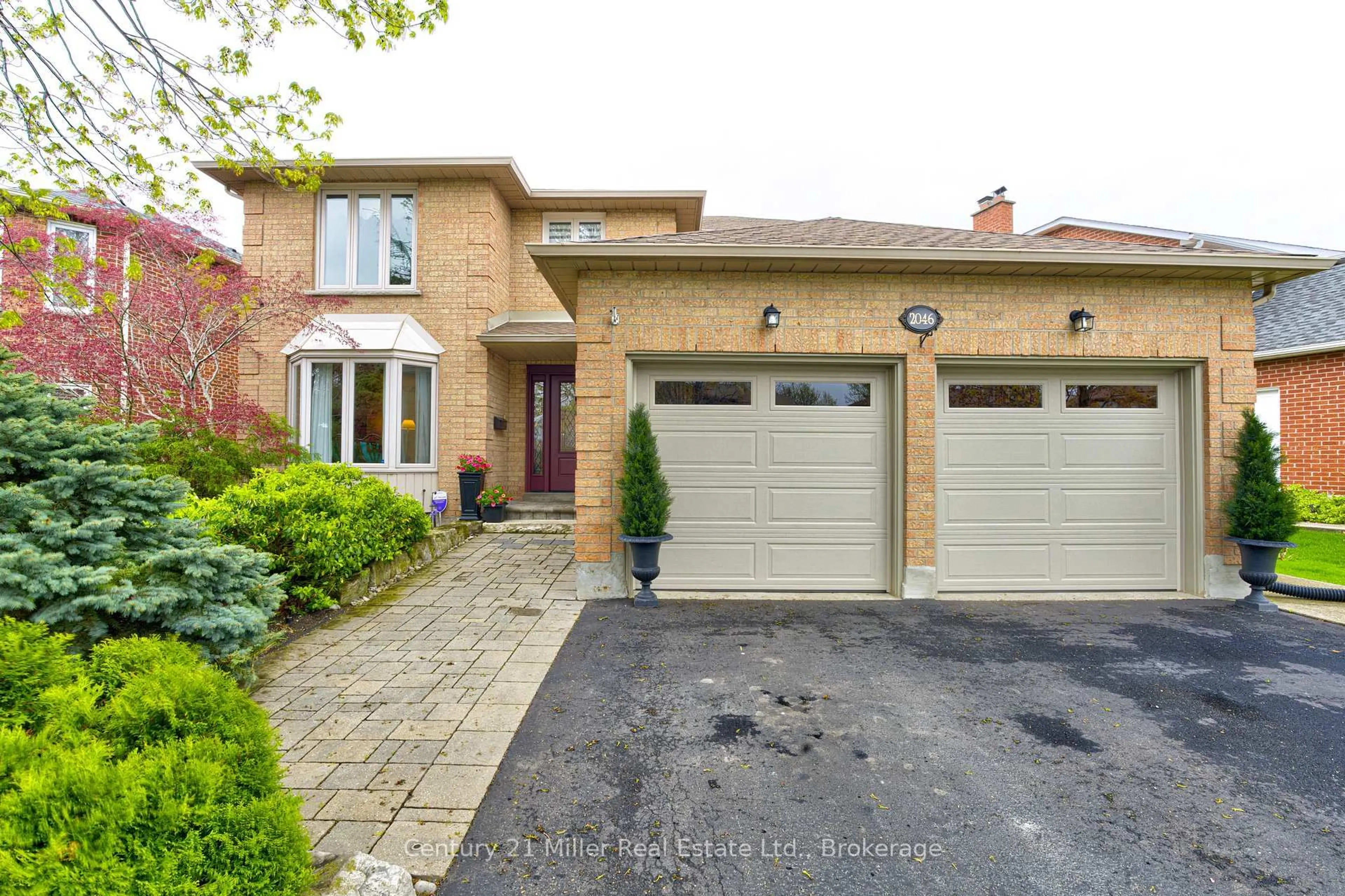 Home with brick exterior material, street for 2046 Oxford Ave, Oakville Ontario L6H 4K7