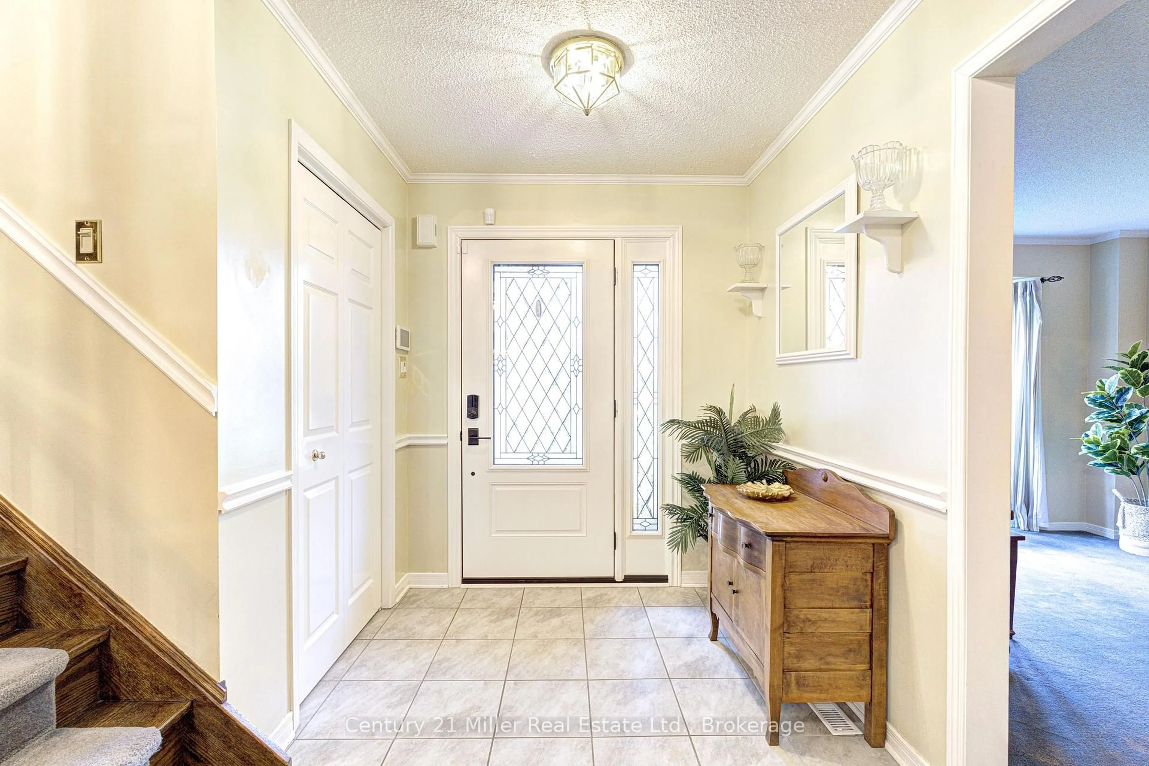 Indoor entryway for 2046 Oxford Ave, Oakville Ontario L6H 4K7