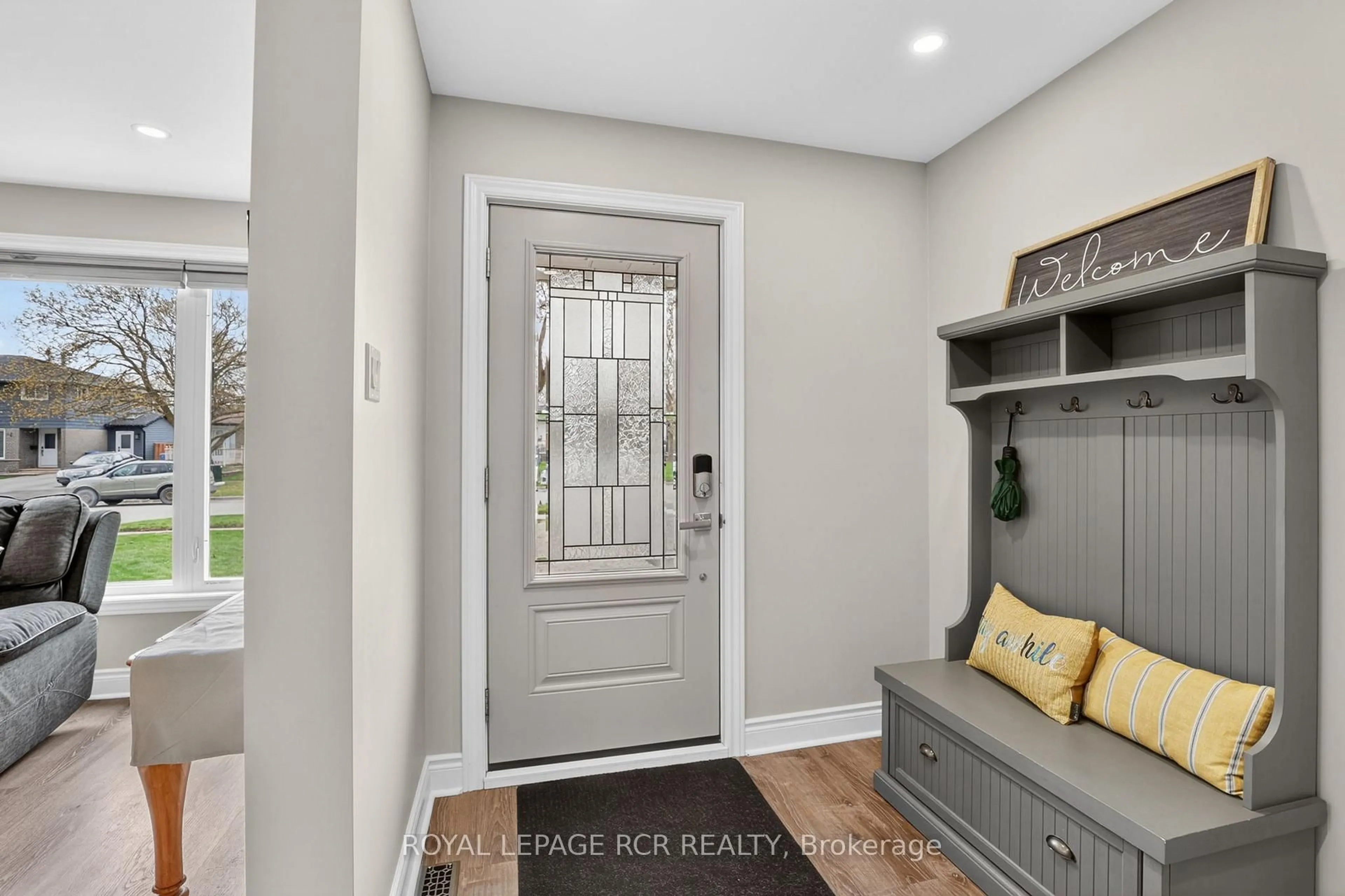 Indoor entryway for 53 Carlton Dr, Orangeville Ontario L9W 2X8