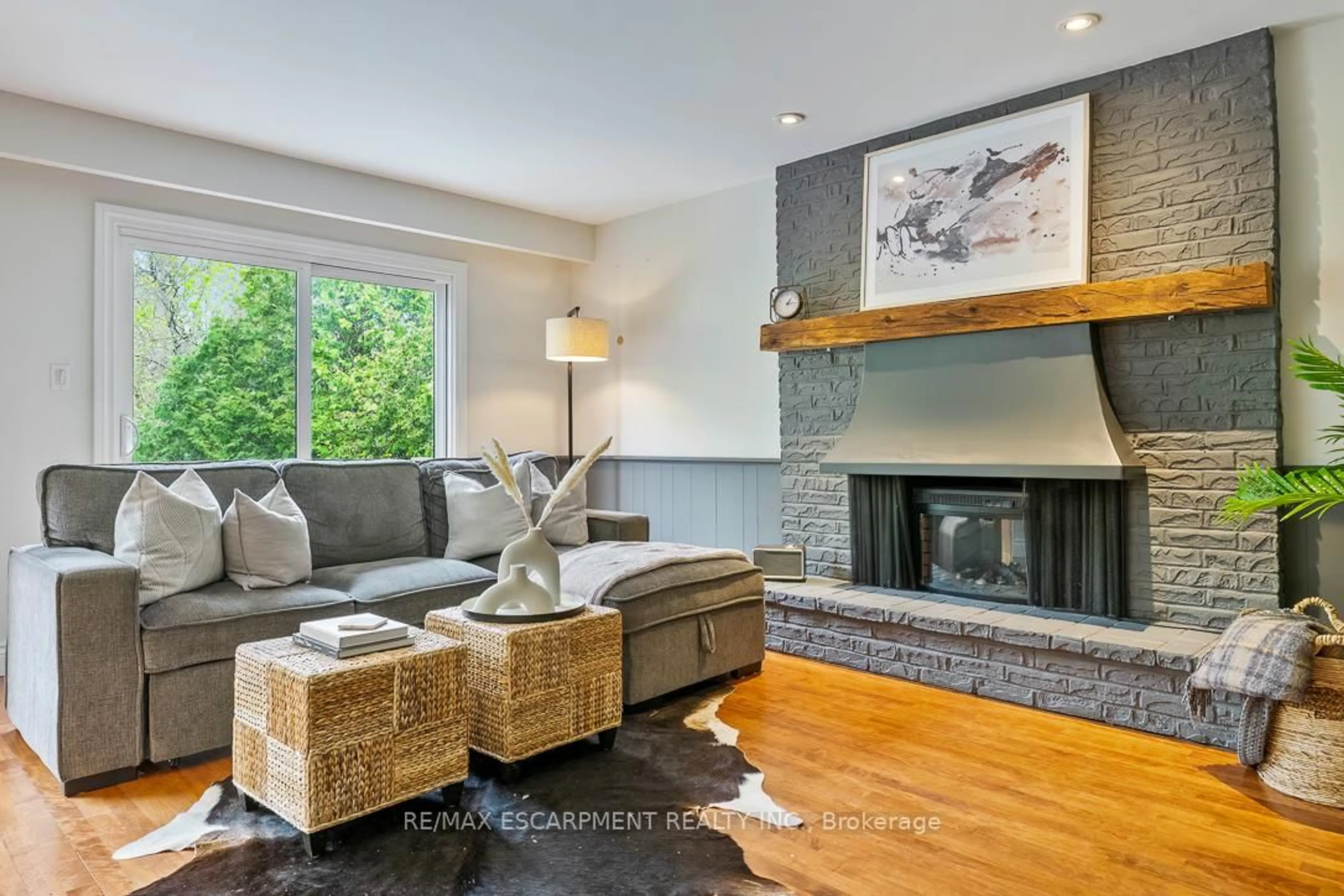 Living room with furniture, unknown for 1067 FAIR BIRCH Dr, Mississauga Ontario L5H 1M4