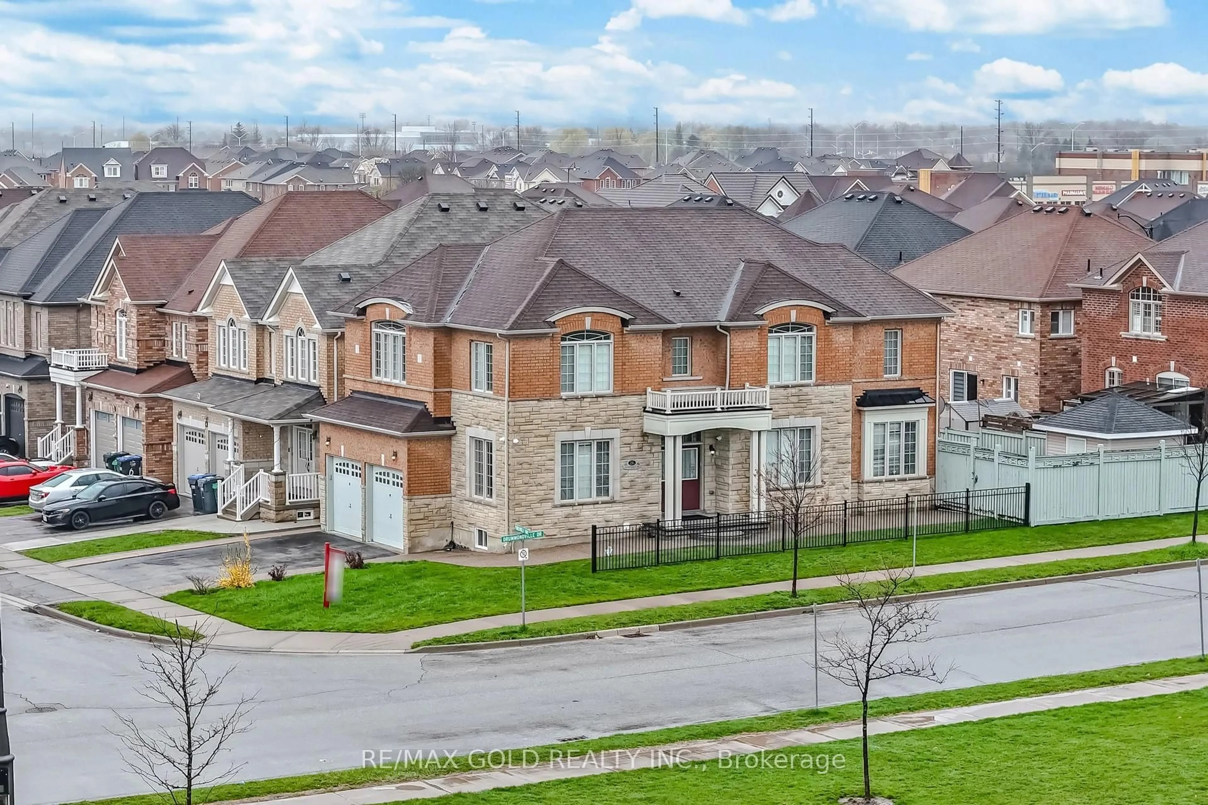 A pic from outside/outdoor area/front of a property/back of a property/a pic from drone, street for 26 Drummondville Dr, Brampton Ontario L6P 3M9