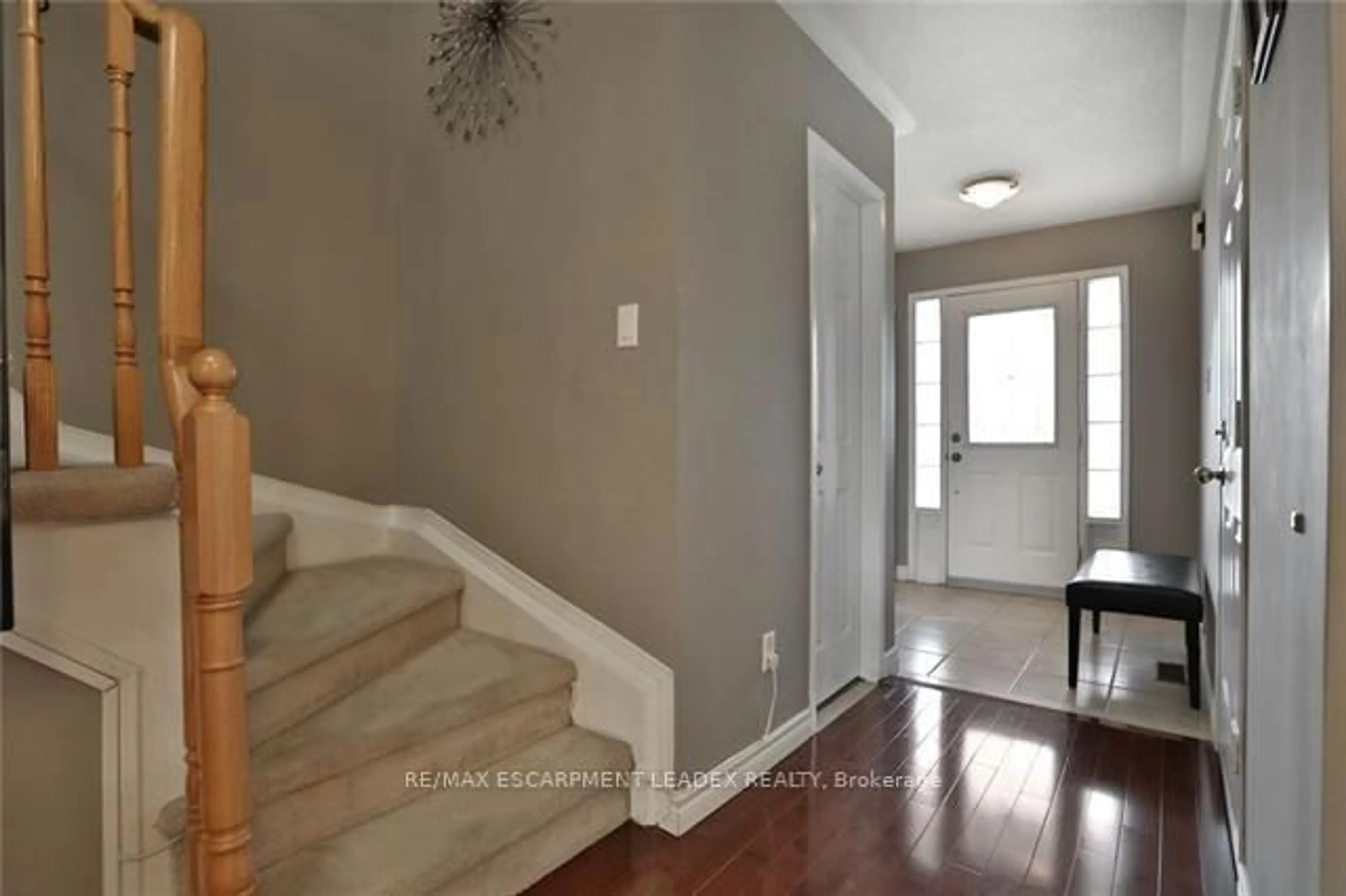 Indoor entryway for 4008 Berton Ave, Burlington Ontario L7M 4M6