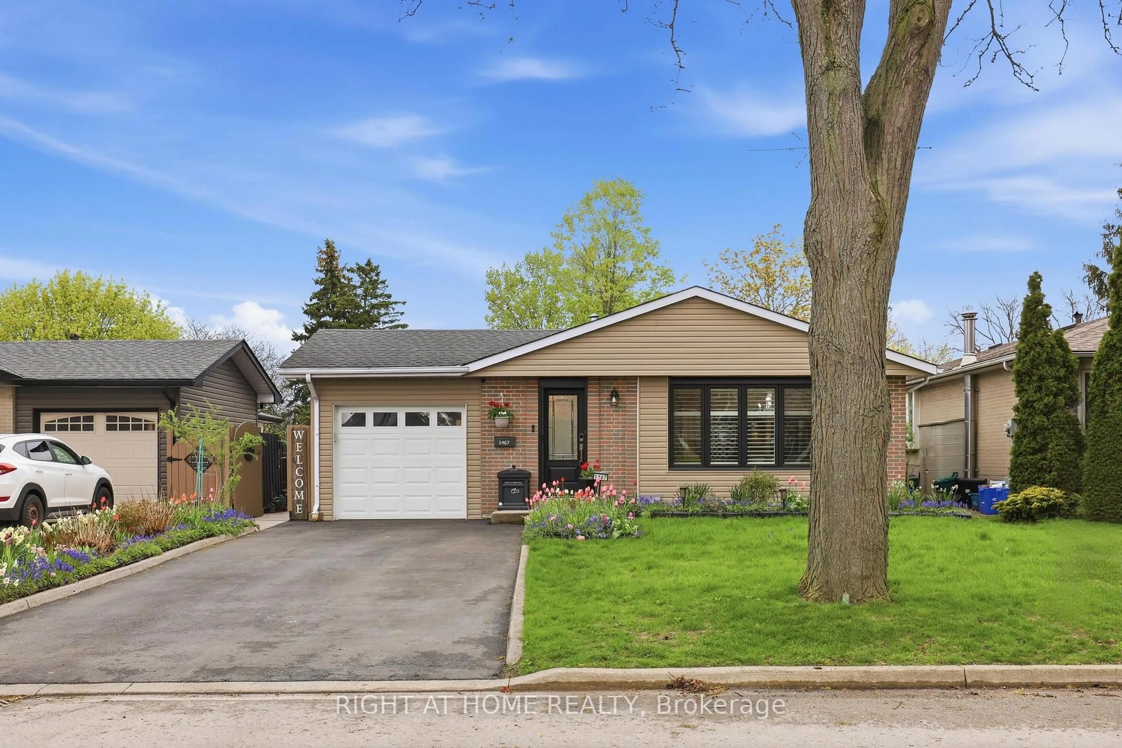 Home with brick exterior material, street for 1467 Dewbourne Cres, Burlington Ontario L7M 1E8