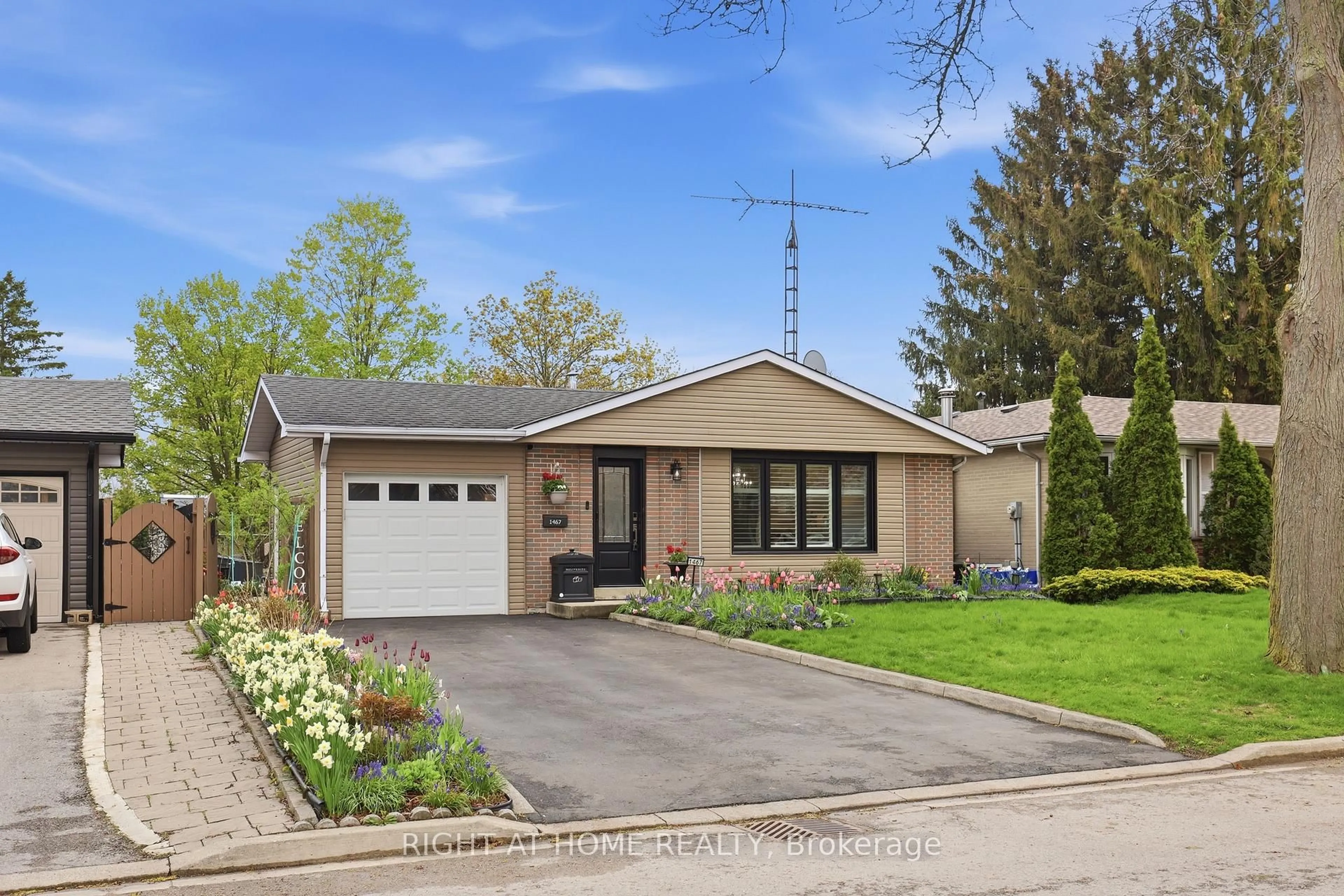 Home with brick exterior material, street for 1467 Dewbourne Cres, Burlington Ontario L7M 1E8