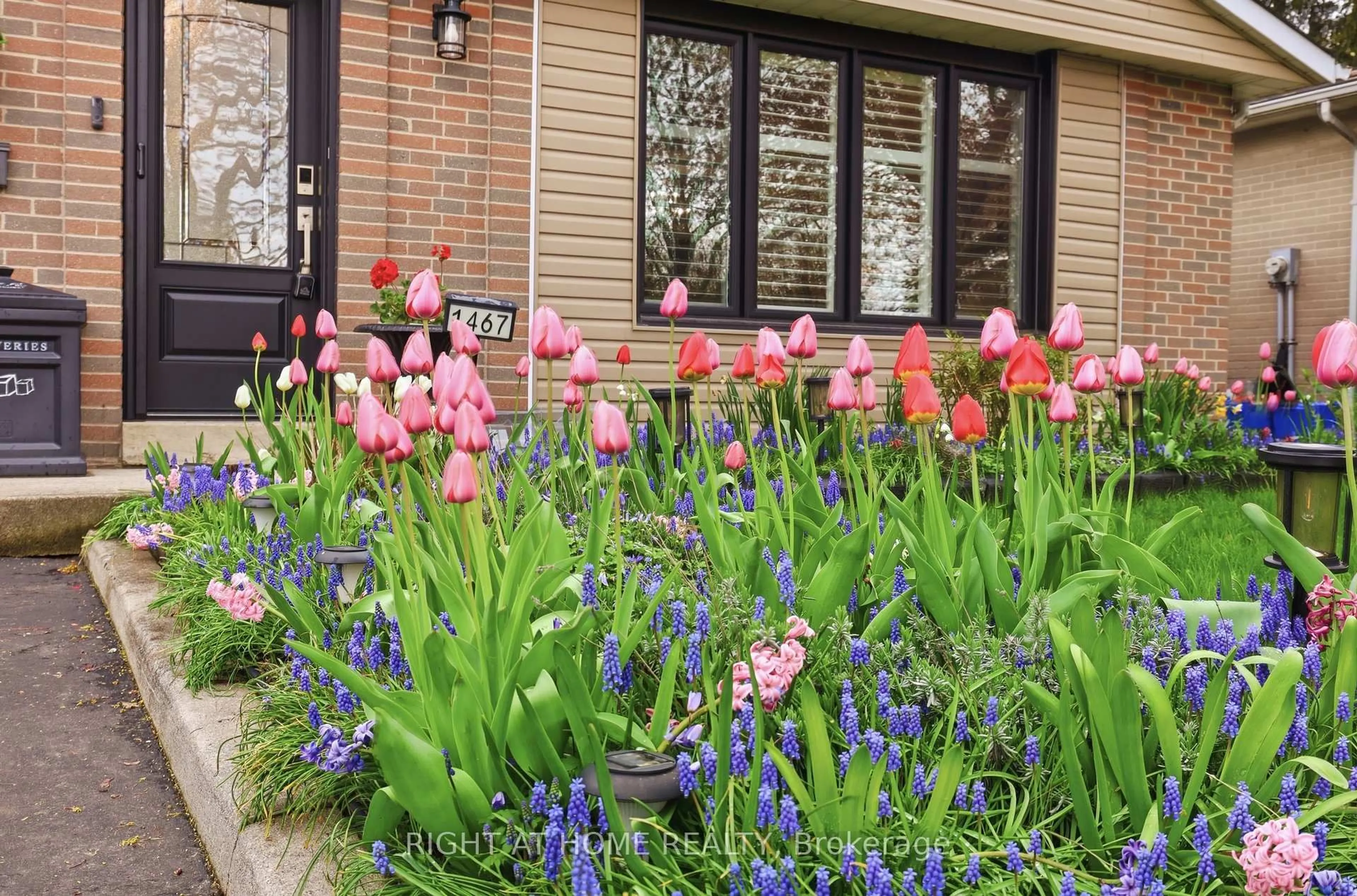 Patio, street for 1467 Dewbourne Cres, Burlington Ontario L7M 1E8
