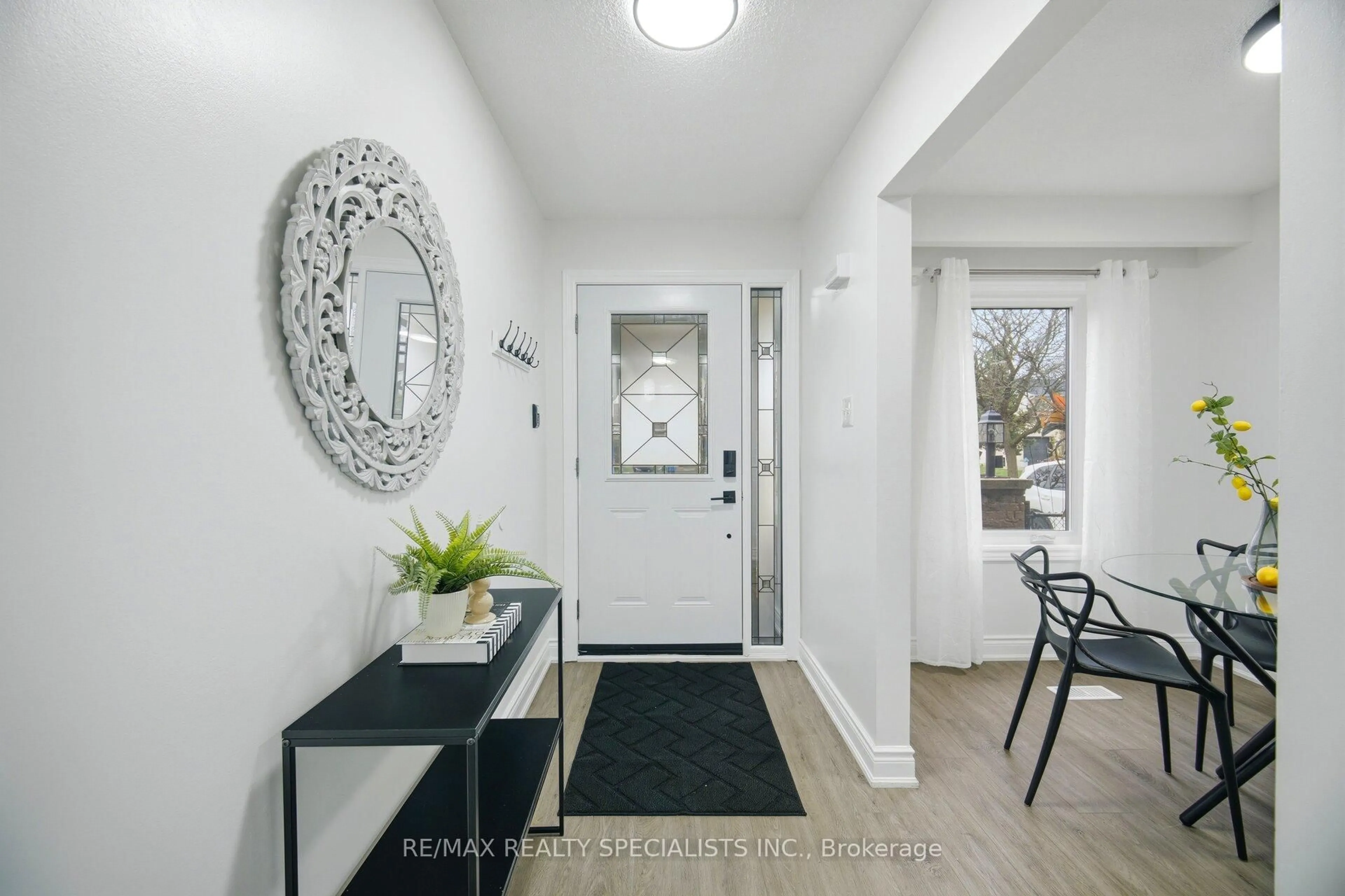 Indoor entryway for 41 Weybridge Tr, Brampton Ontario L6V 3S3
