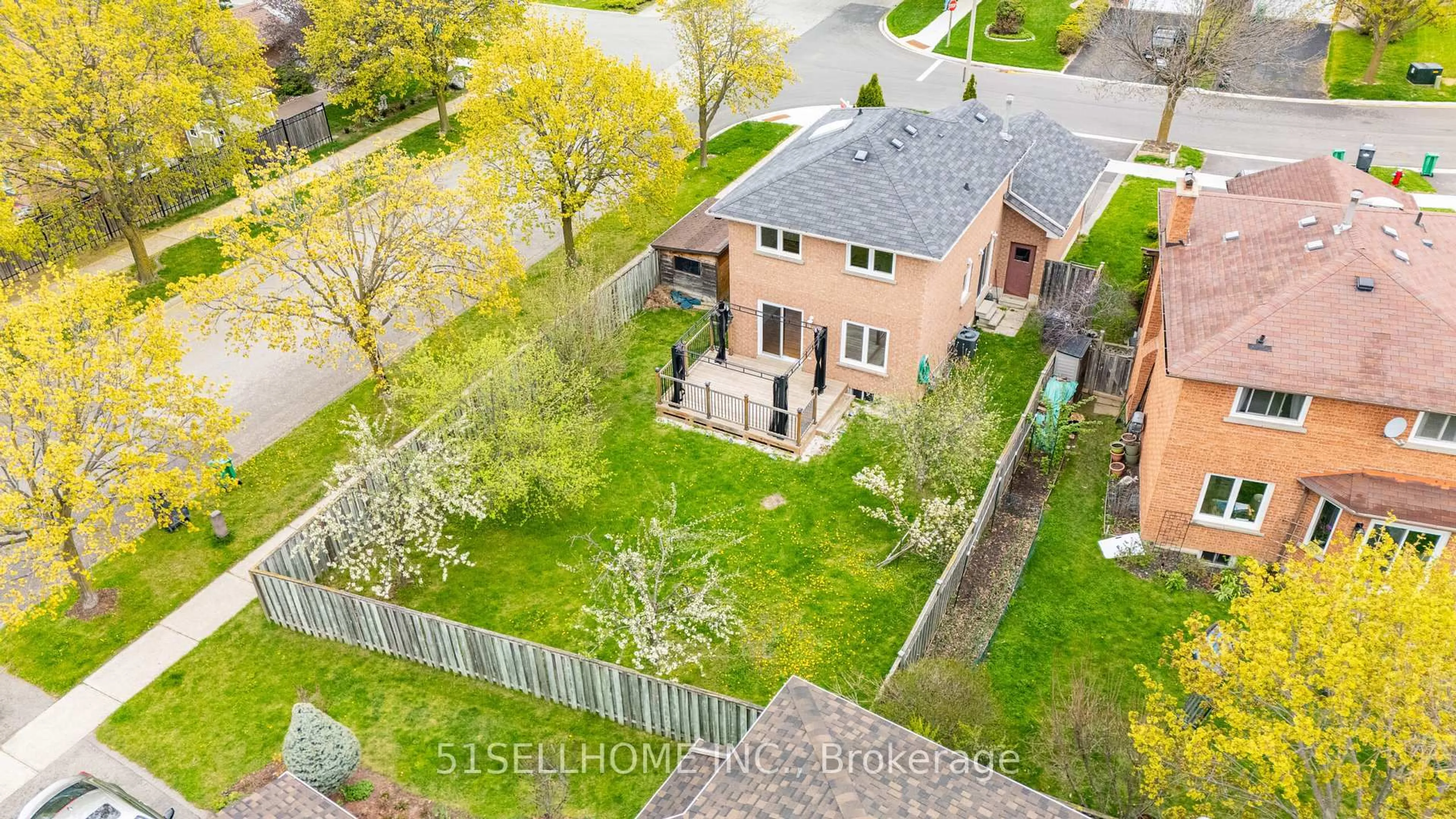 A pic from outside/outdoor area/front of a property/back of a property/a pic from drone, street for 846 Savoy Cres, Mississauga Ontario L5R 3C7