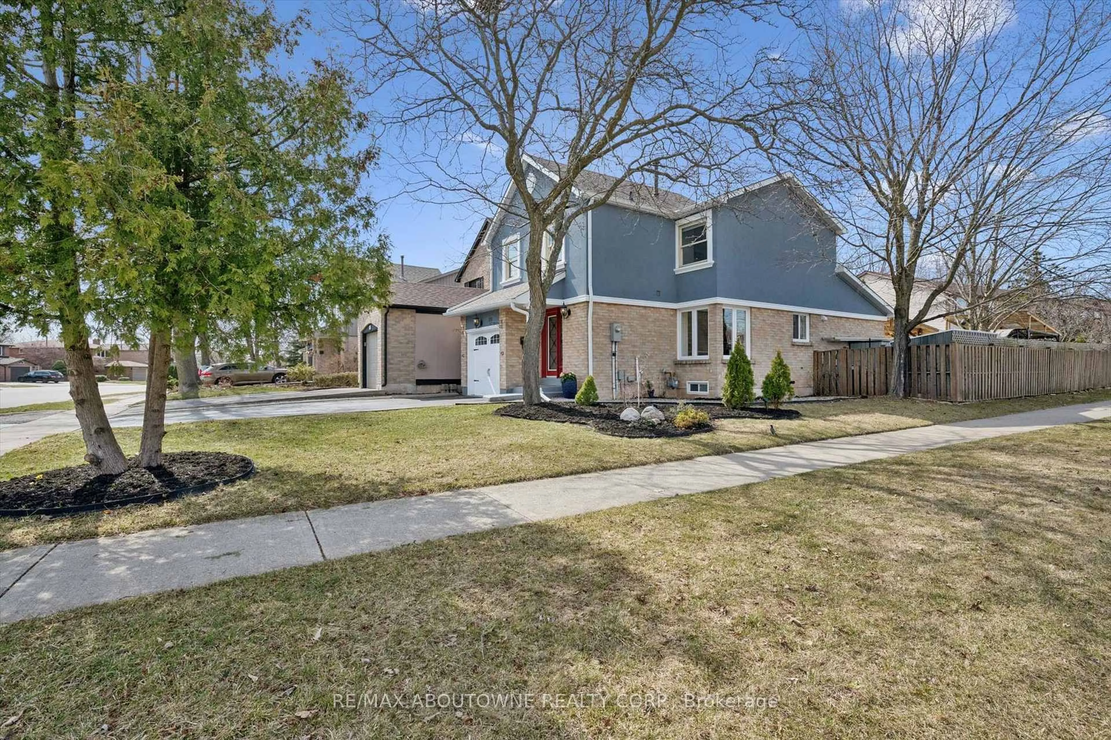 Home with vinyl exterior material, street for 395 Maidstone Cres, Oakville Ontario L6M 1C1