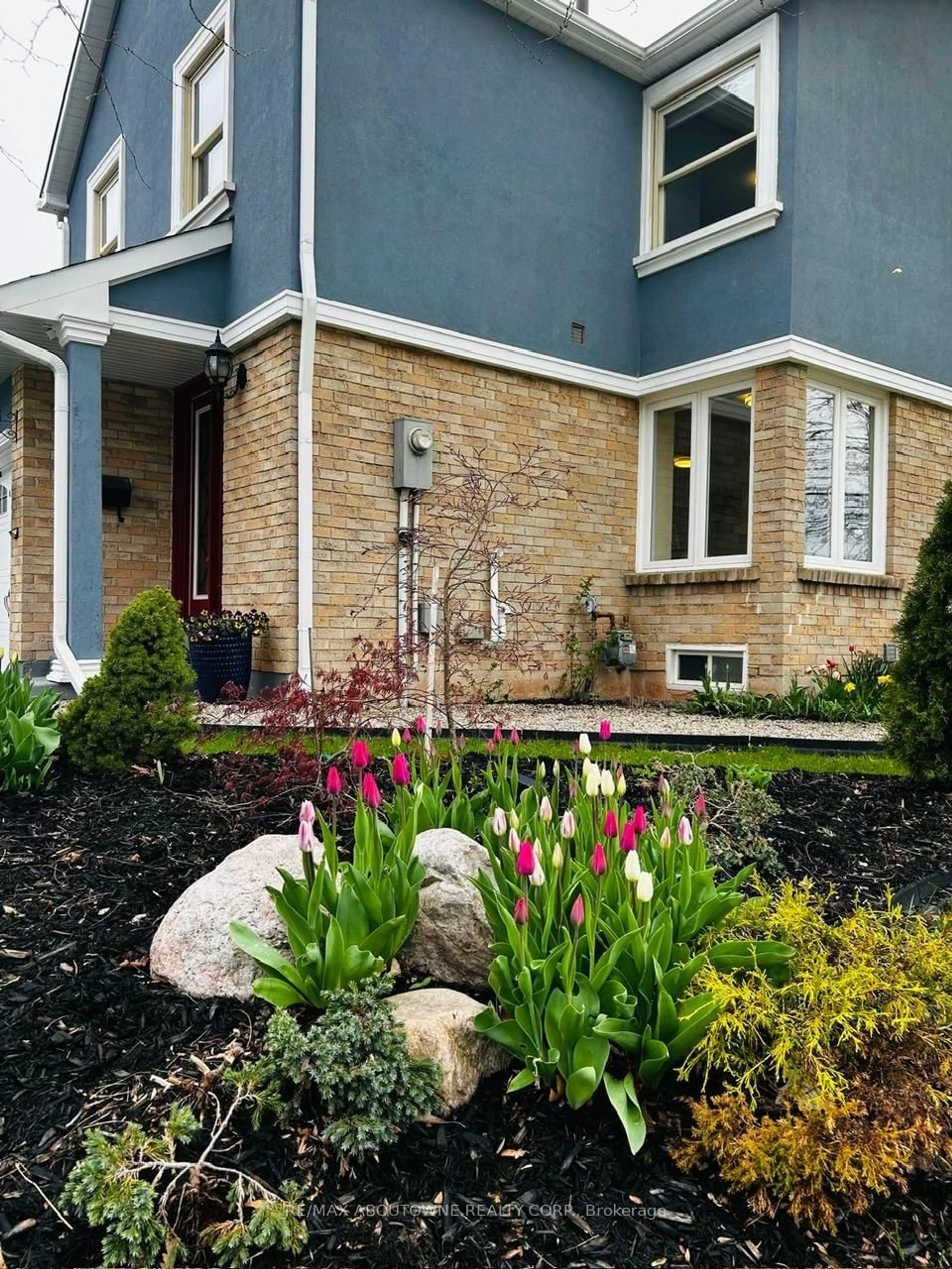 Home with brick exterior material, street for 395 Maidstone Cres, Oakville Ontario L6M 1C1