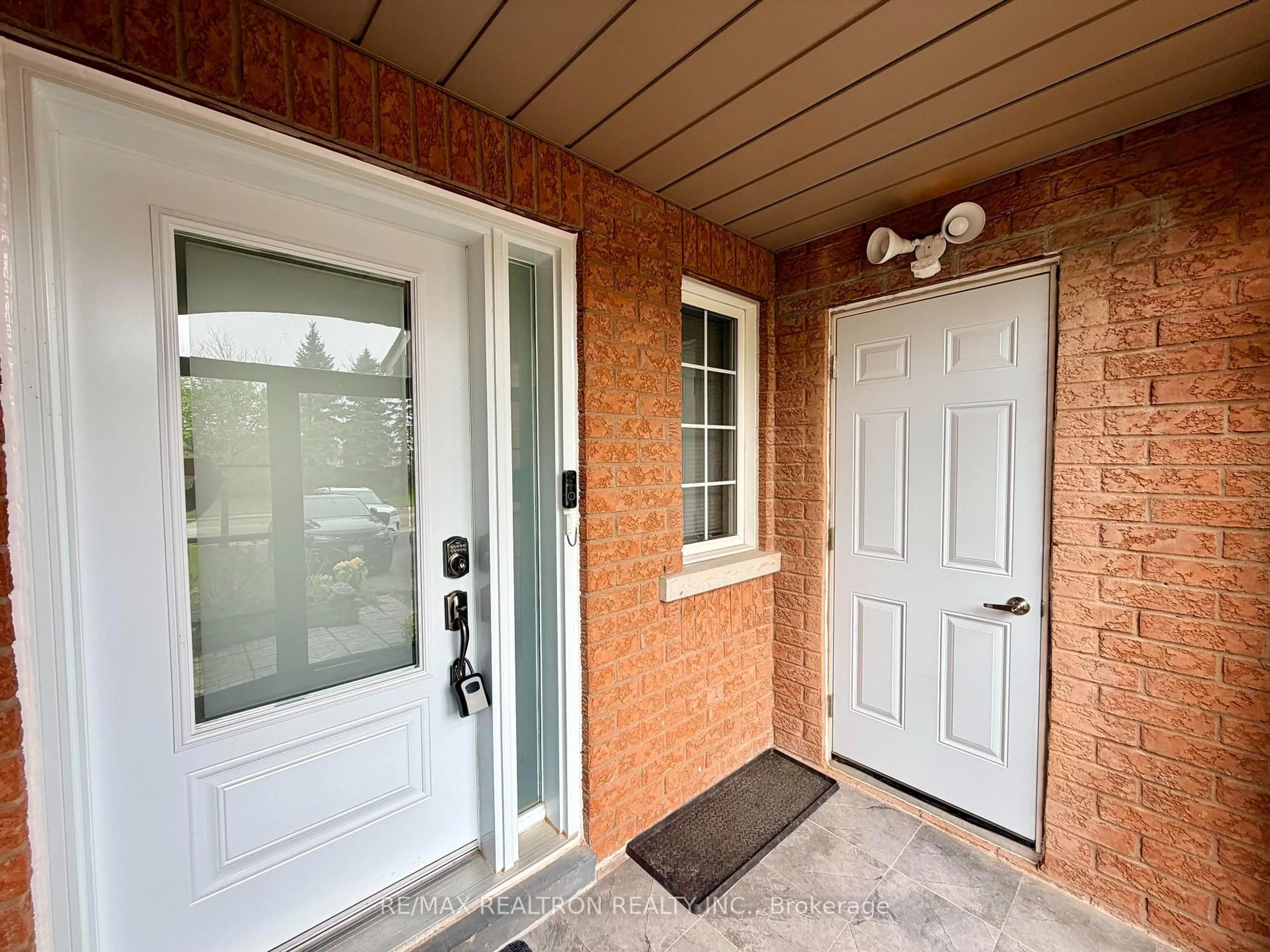 Indoor entryway for 878 Delgado Dr, Mississauga Ontario L5V 2S4