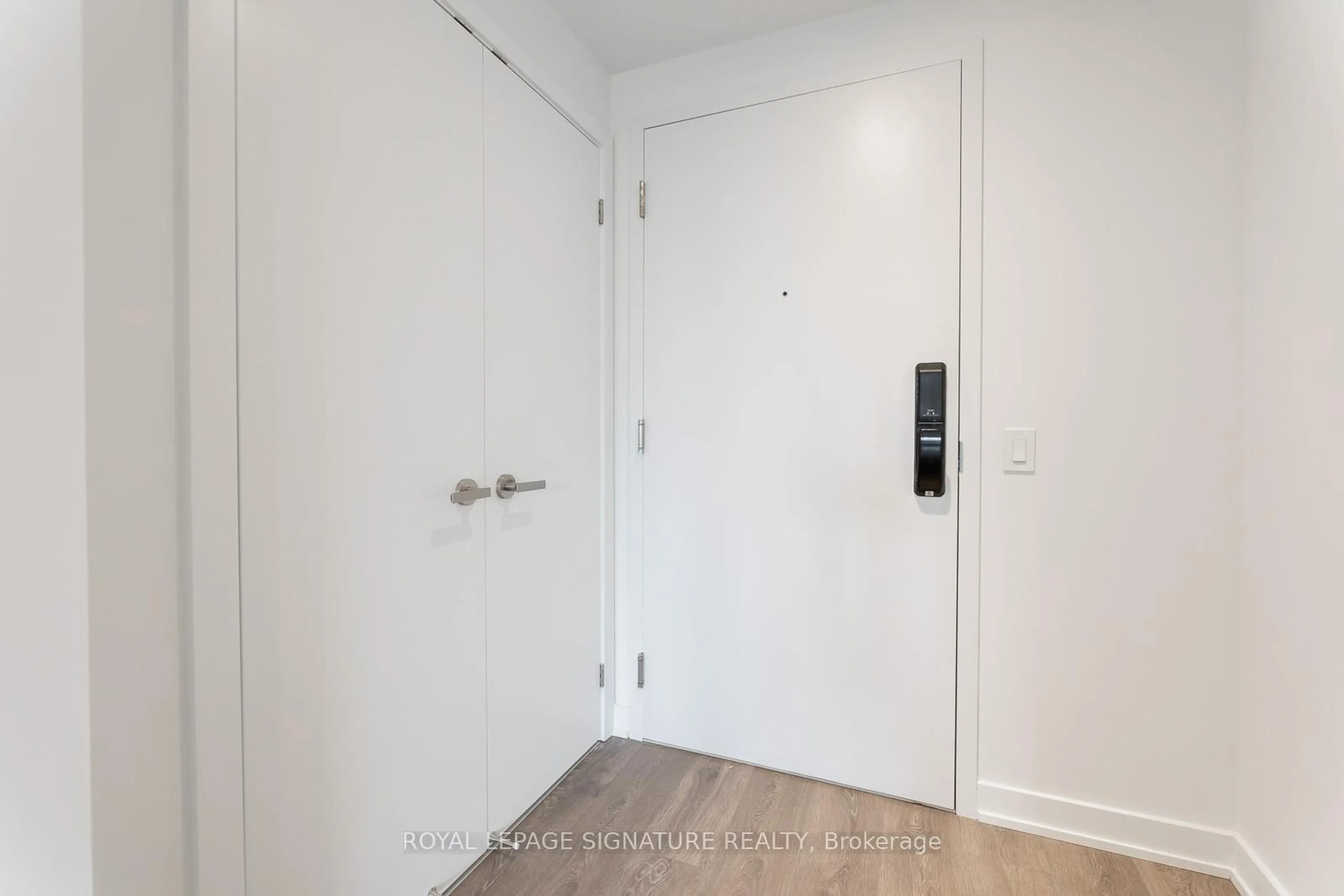 Indoor entryway for 28 Ann St #717, Mississauga Ontario L5G 0E1