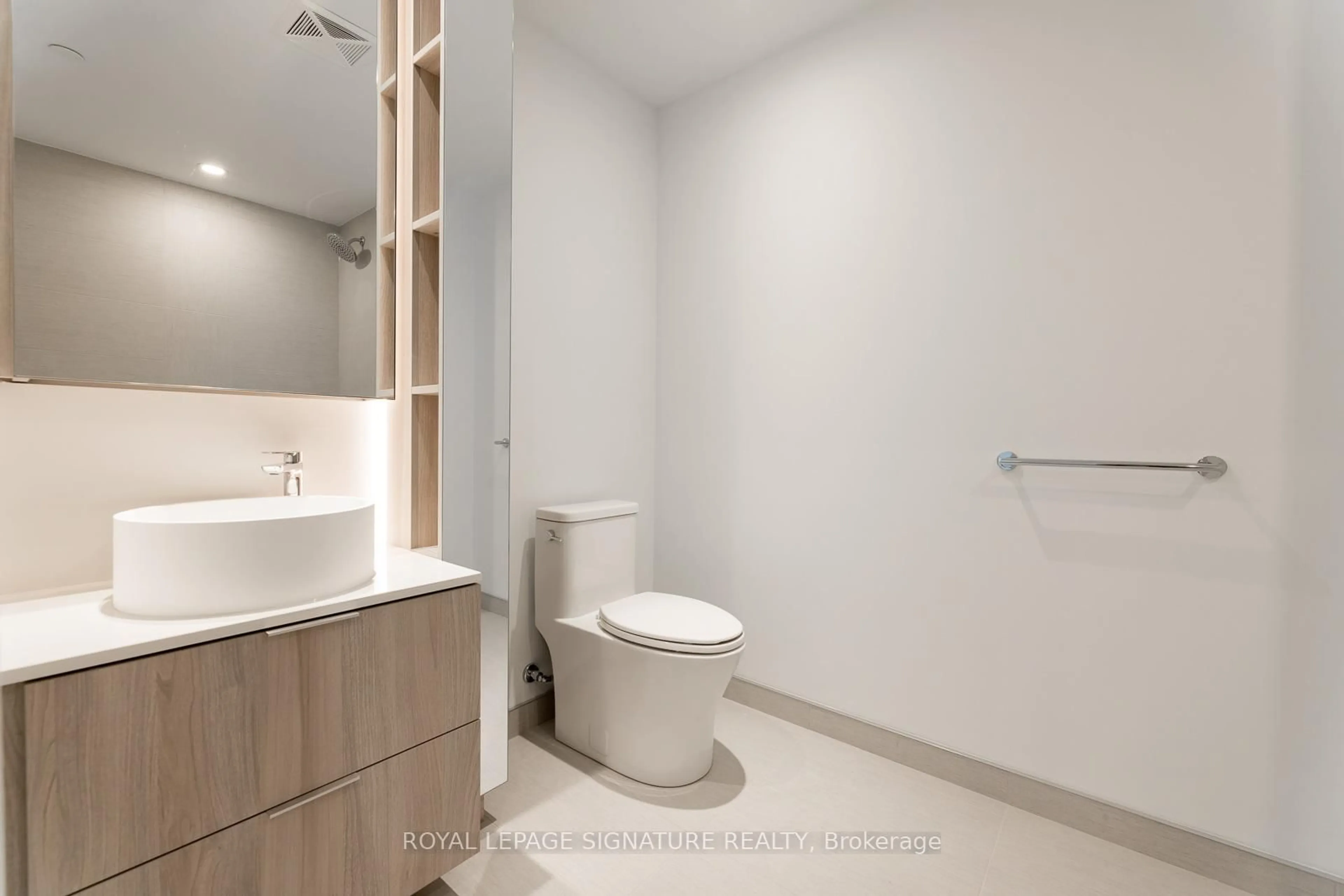 Standard bathroom, unknown for 28 Ann St #717, Mississauga Ontario L5G 0E1