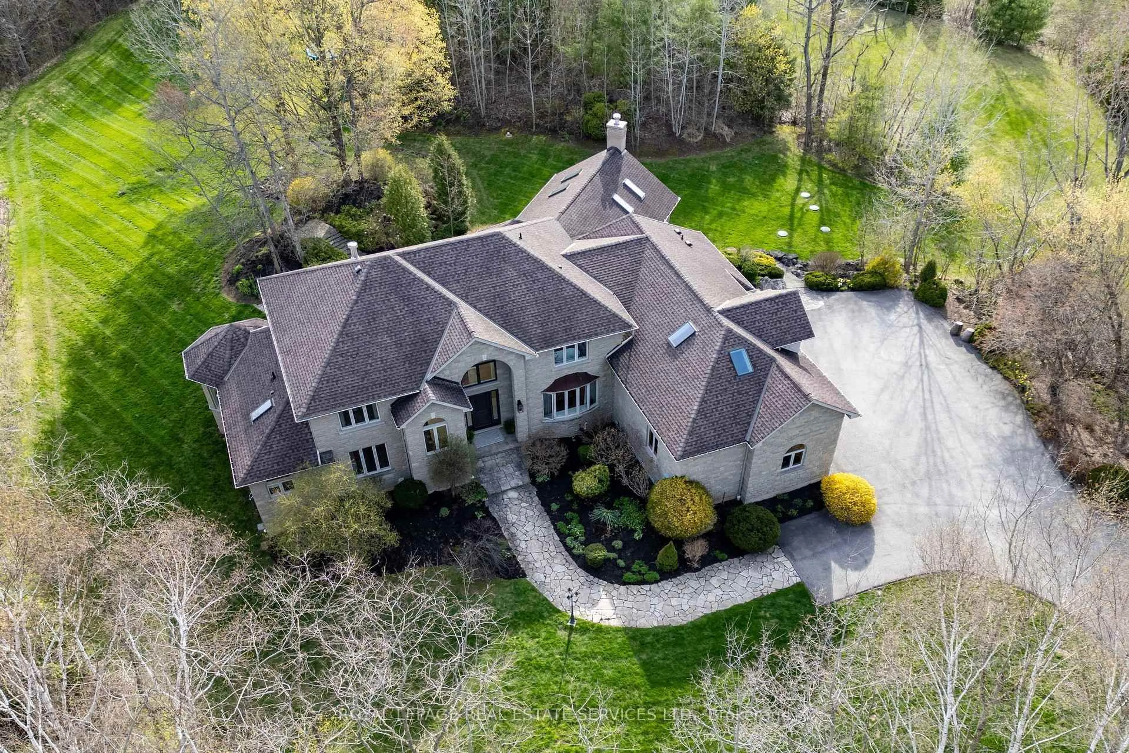 A pic from outside/outdoor area/front of a property/back of a property/a pic from drone, unknown for 6472 McNiven Crt, Burlington Ontario L7P 0K7