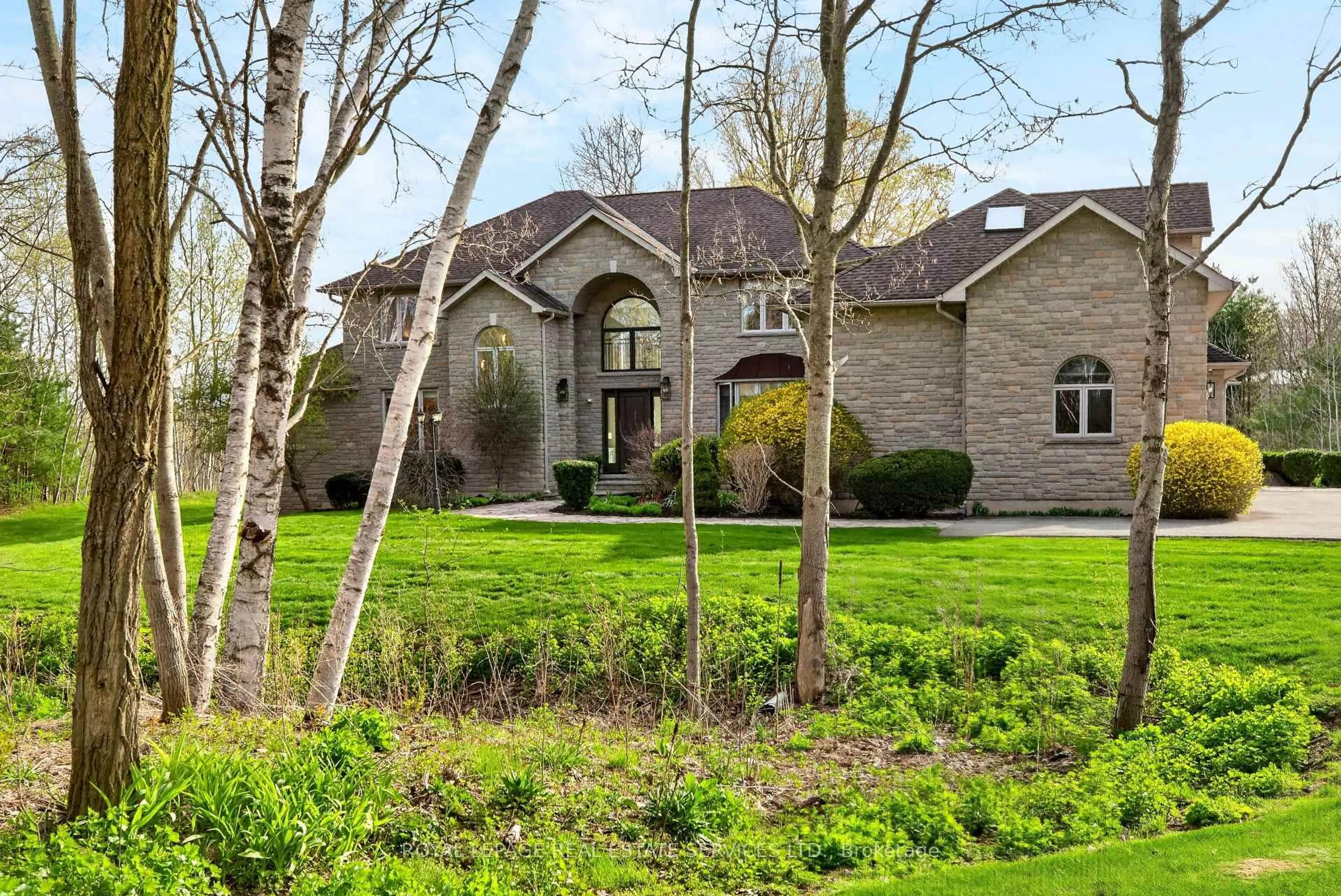 Home with brick exterior material, unknown for 6472 McNiven Crt, Burlington Ontario L7P 0K7