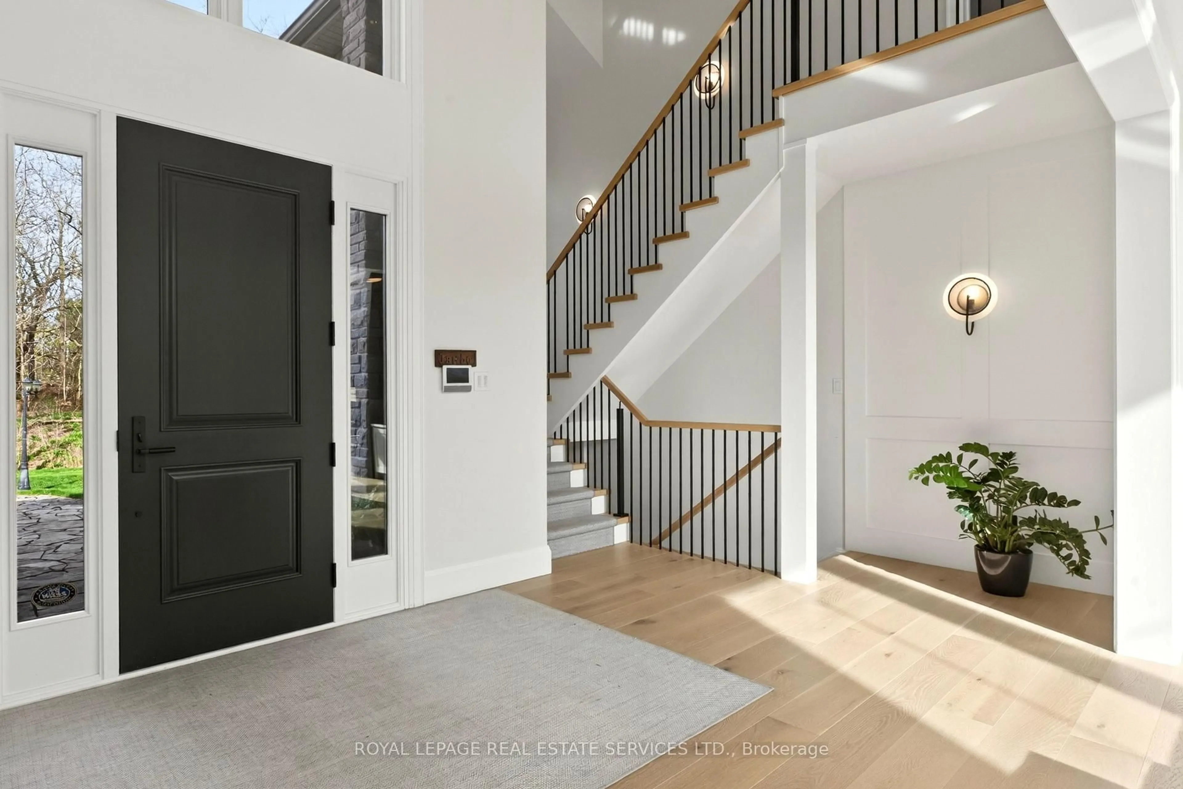 Indoor entryway for 6472 McNiven Crt, Burlington Ontario L7P 0K7