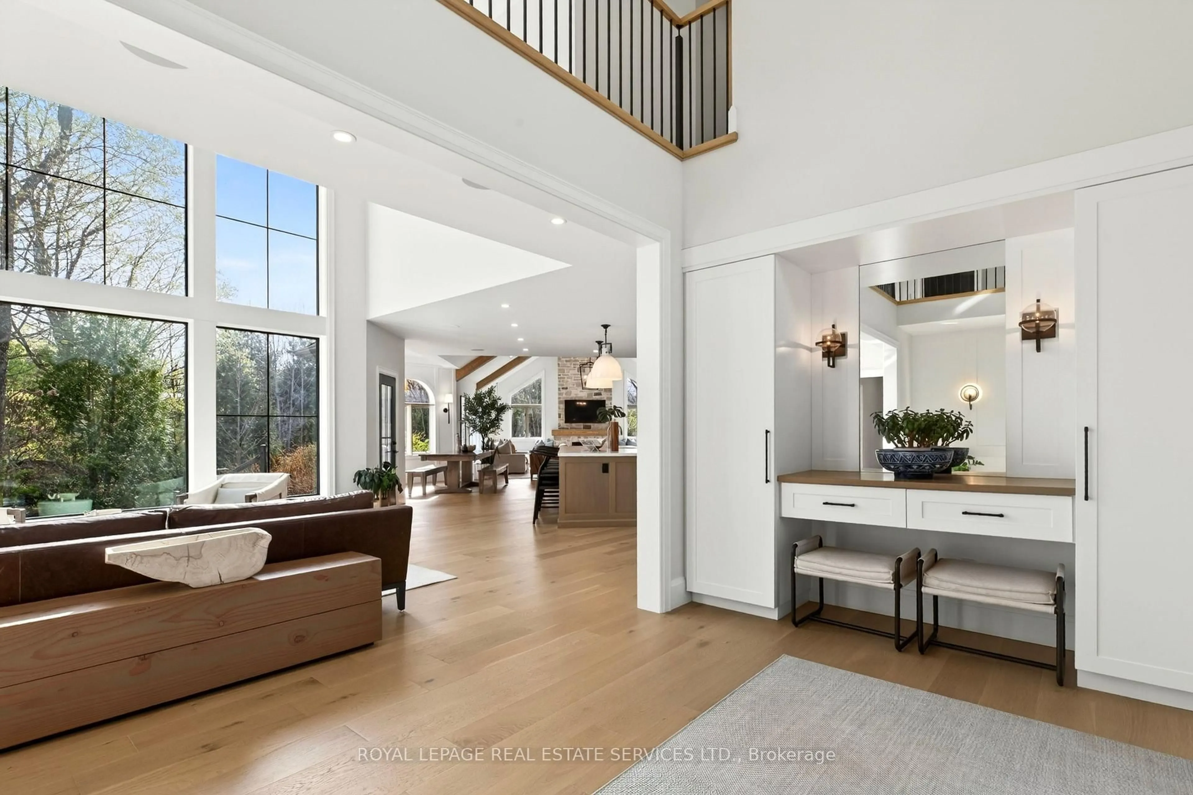 Indoor foyer for 6472 McNiven Crt, Burlington Ontario L7P 0K7