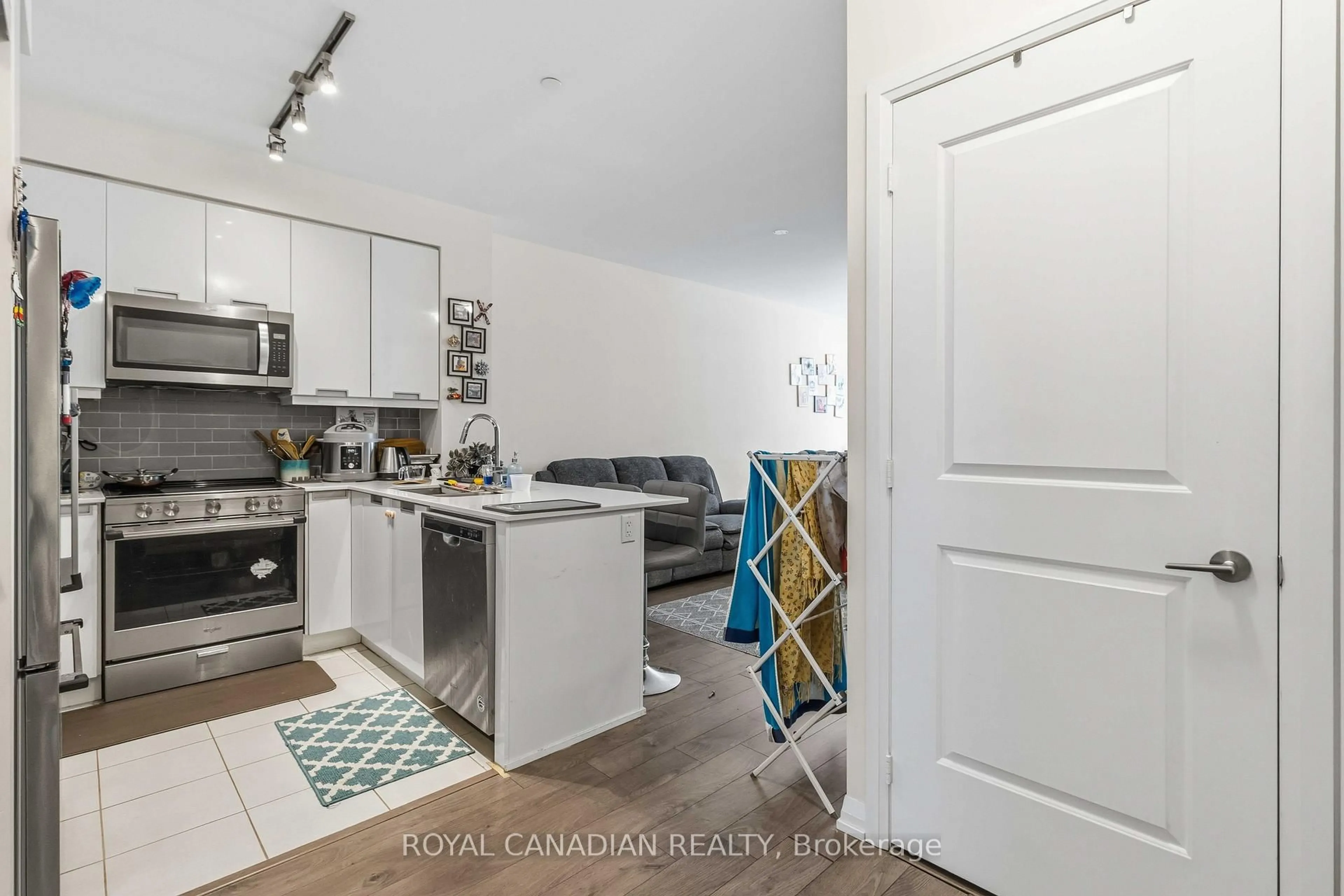 Open concept kitchen, unknown for 65 Watergarden Dr #1501, Mississauga Ontario L5R 0G9