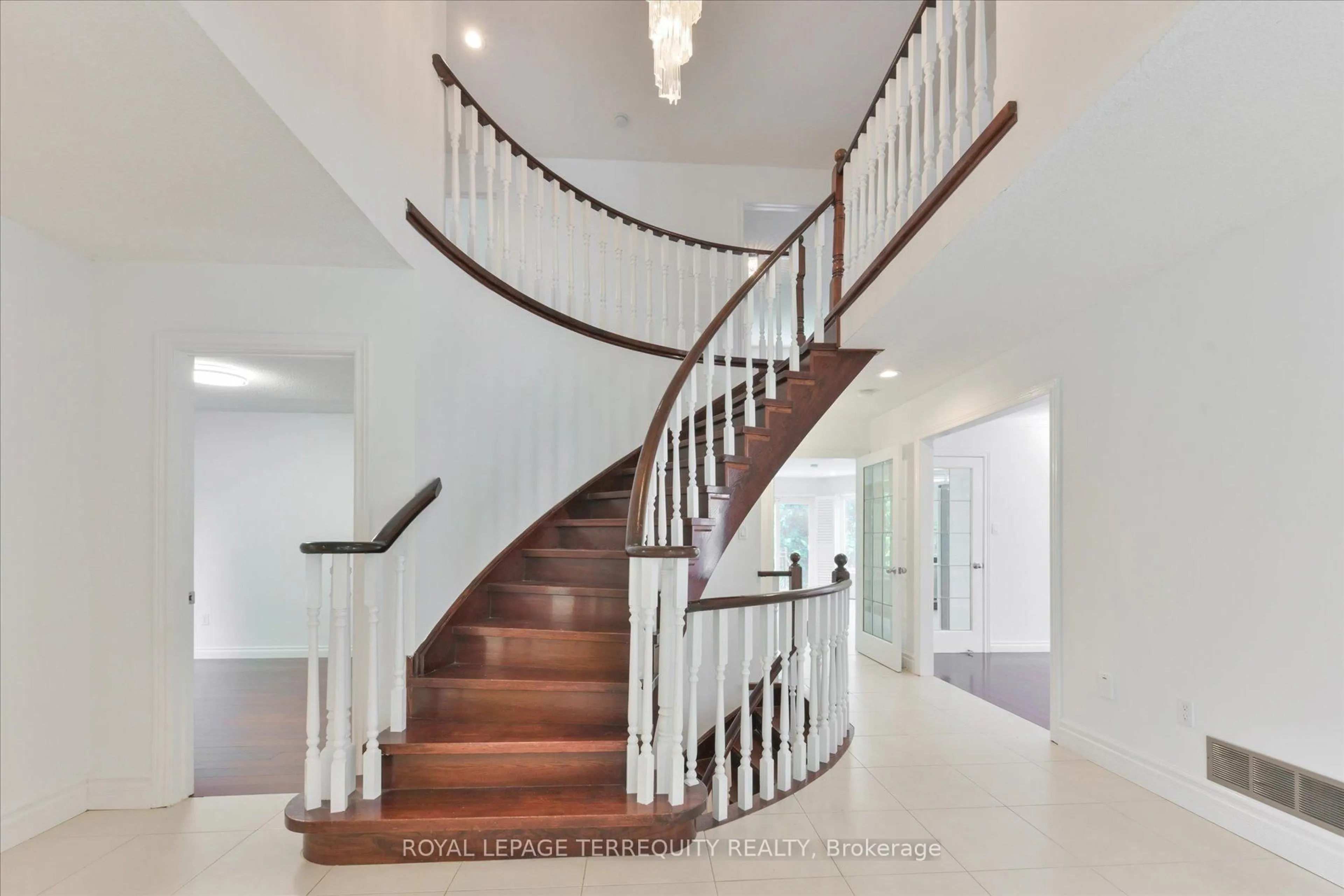 Stairs for 2216 Dunvegan Ave, Oakville Ontario L6J 6P7