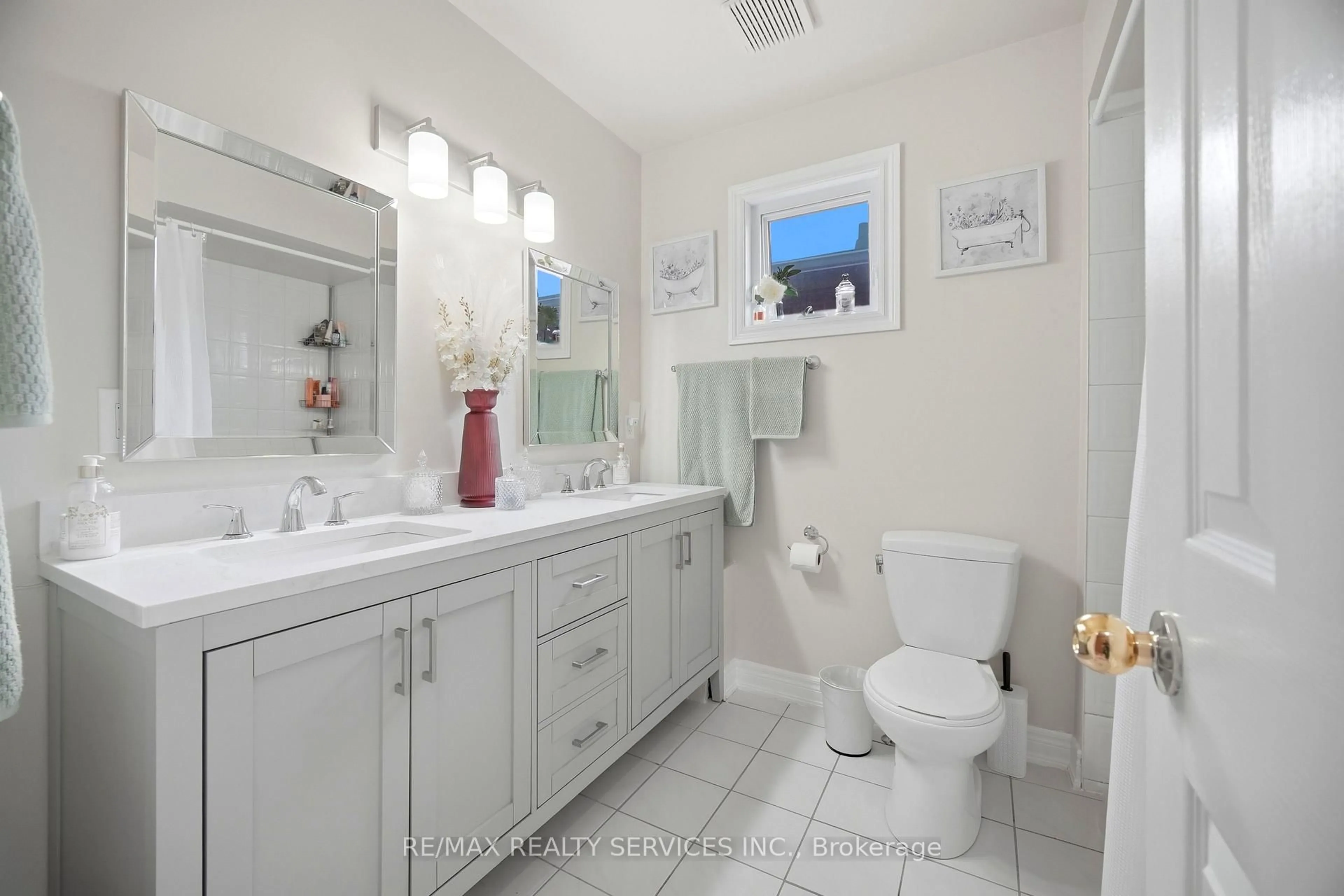 Standard bathroom, ceramic/tile floor for 17 Metzak Dr, Brampton Ontario L6Z 4N3