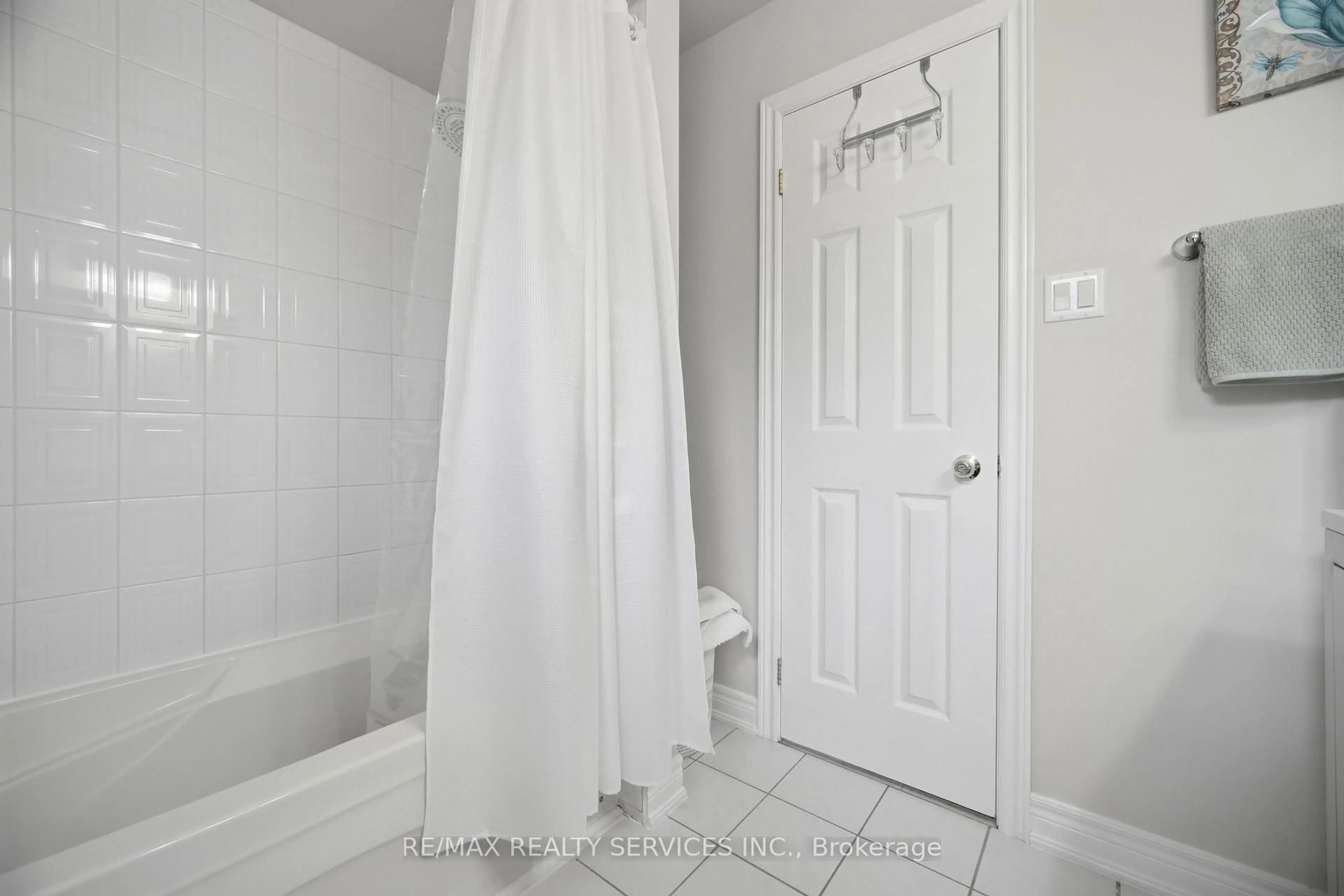 Standard bathroom, ceramic/tile floor for 17 Metzak Dr, Brampton Ontario L6Z 4N3