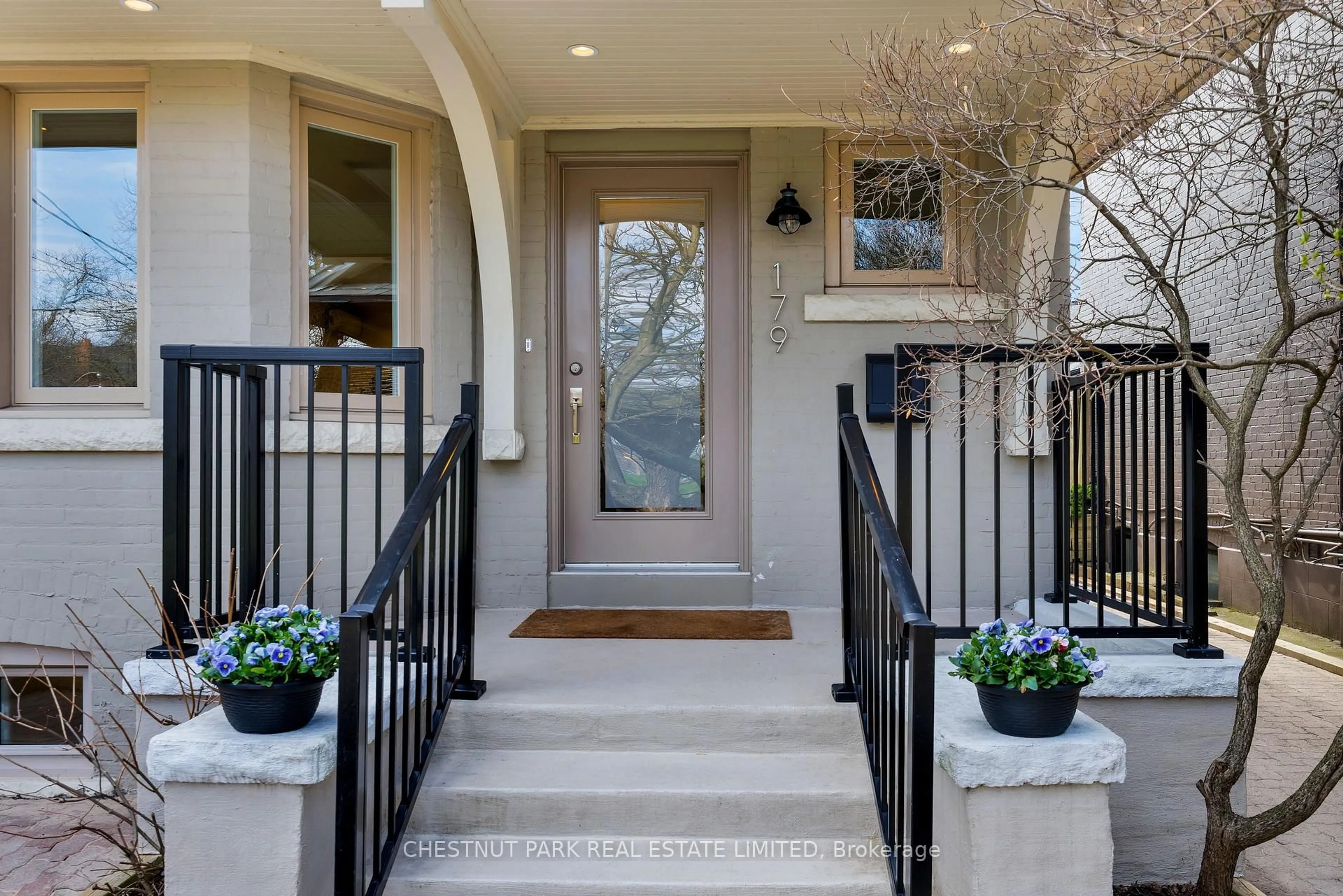 Indoor entryway for 179 Glendonwynne Rd, Toronto Ontario M6P 3E8