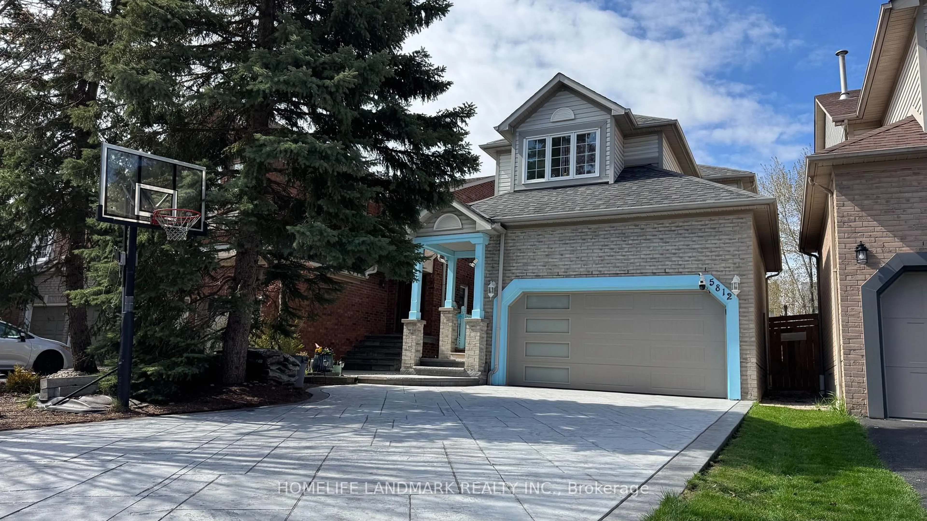 Home with vinyl exterior material, street for 5812 Dalebrook Cres, Mississauga Ontario L5M 5R7