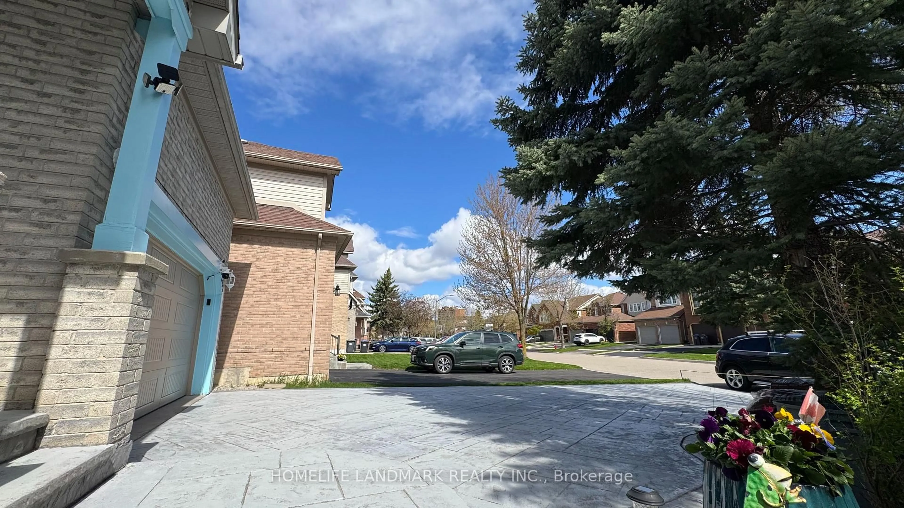 A pic from outside/outdoor area/front of a property/back of a property/a pic from drone, street for 5812 Dalebrook Cres, Mississauga Ontario L5M 5R7