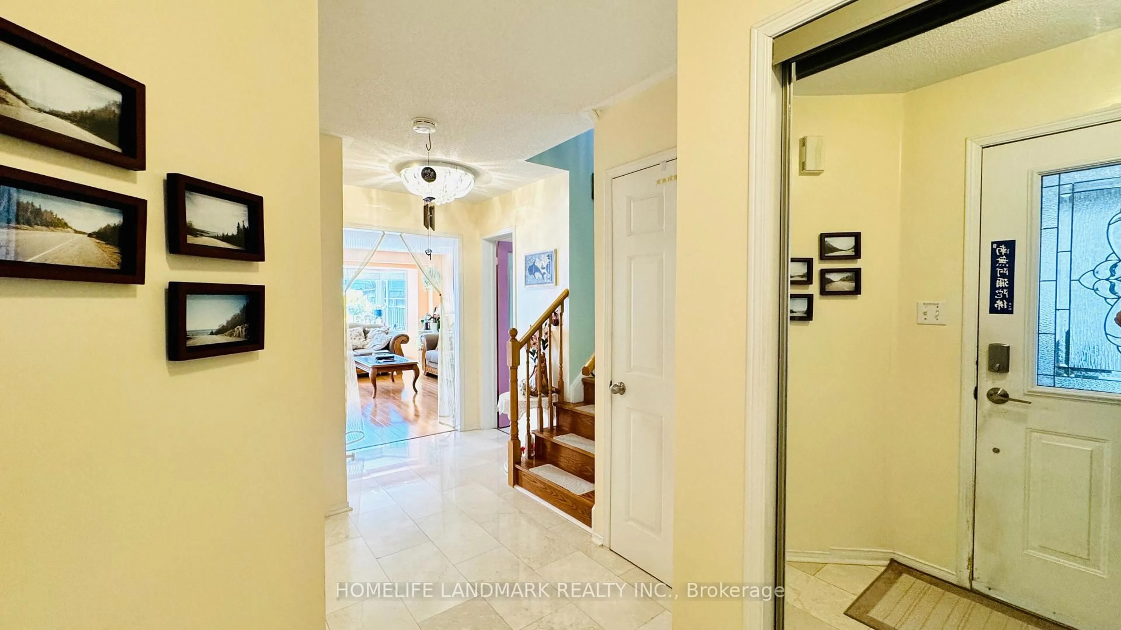 Indoor entryway for 5812 Dalebrook Cres, Mississauga Ontario L5M 5R7