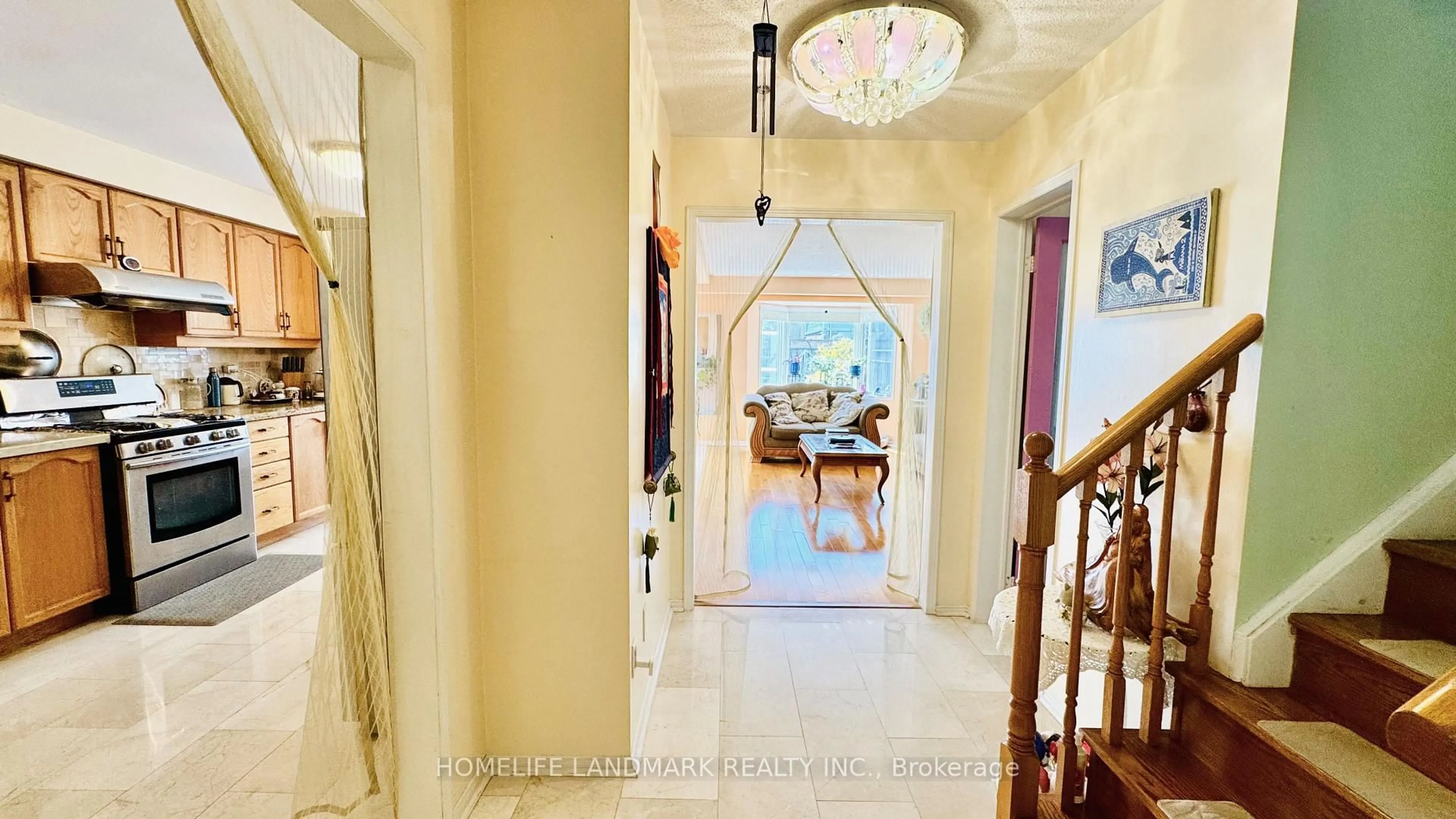 Indoor foyer for 5812 Dalebrook Cres, Mississauga Ontario L5M 5R7