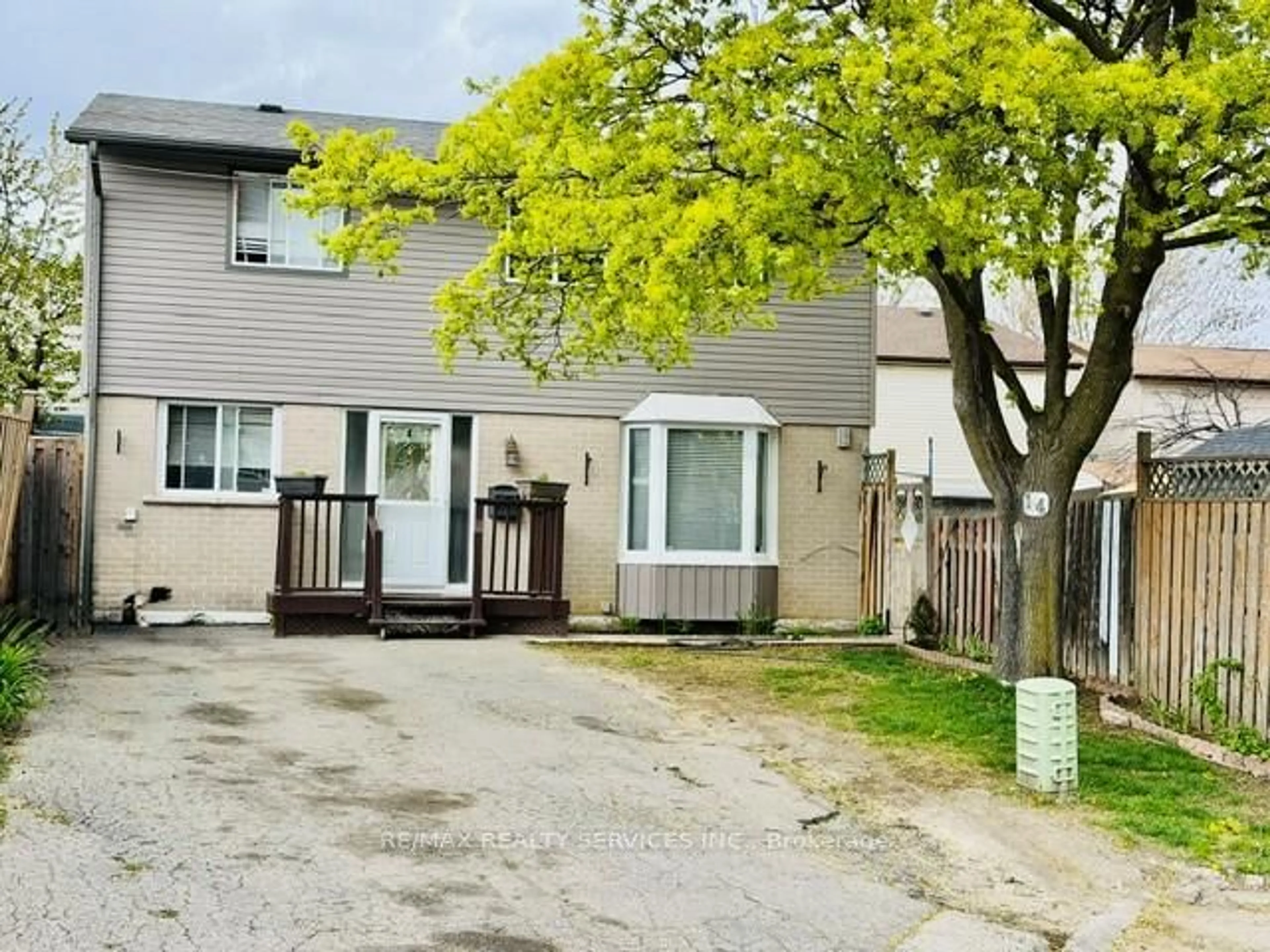 A pic from outside/outdoor area/front of a property/back of a property/a pic from drone, street for 14 Grantbrook Crt, Brampton Ontario L6S 2K8