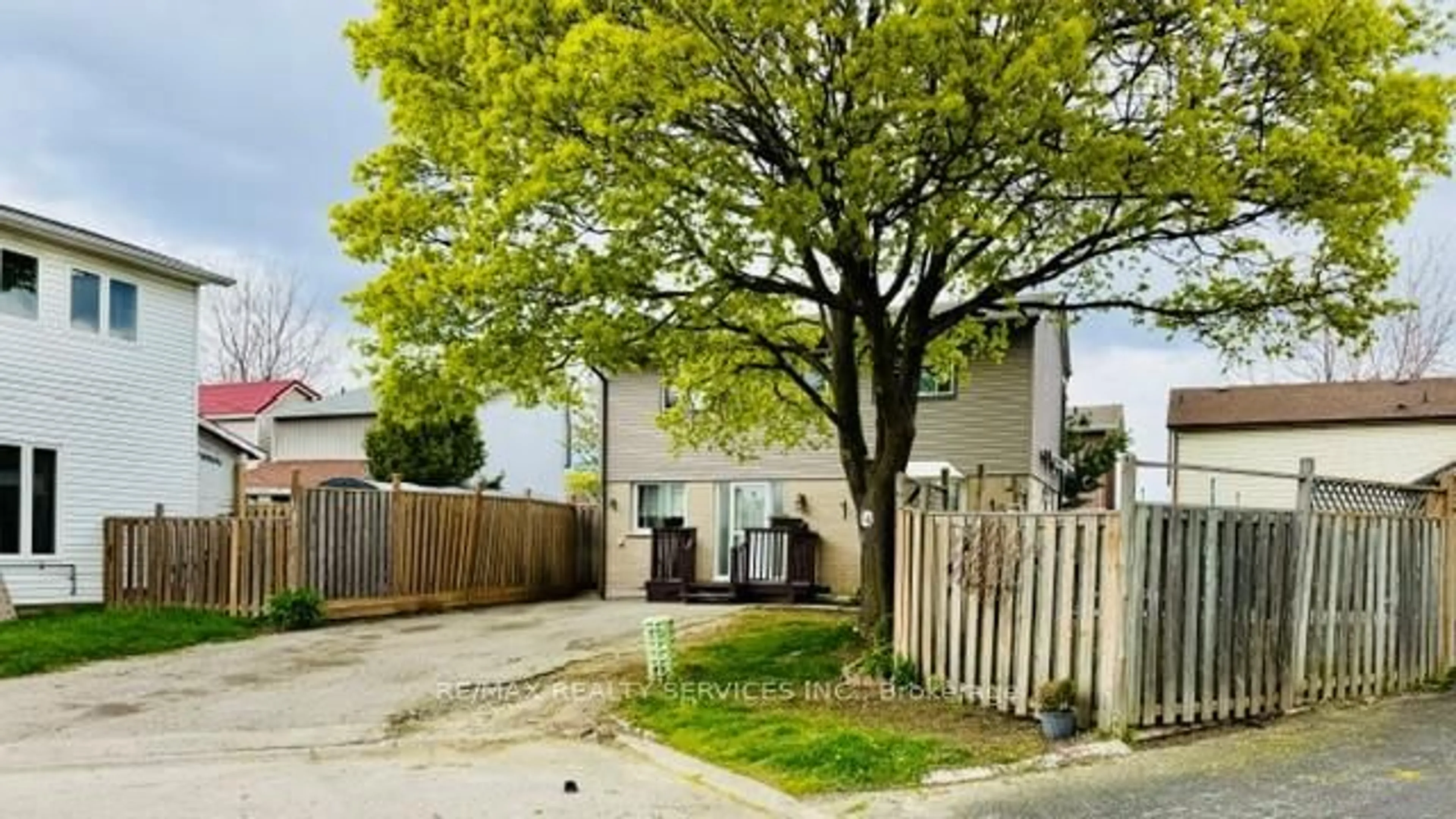 A pic from outside/outdoor area/front of a property/back of a property/a pic from drone, street for 14 Grantbrook Crt, Brampton Ontario L6S 2K8