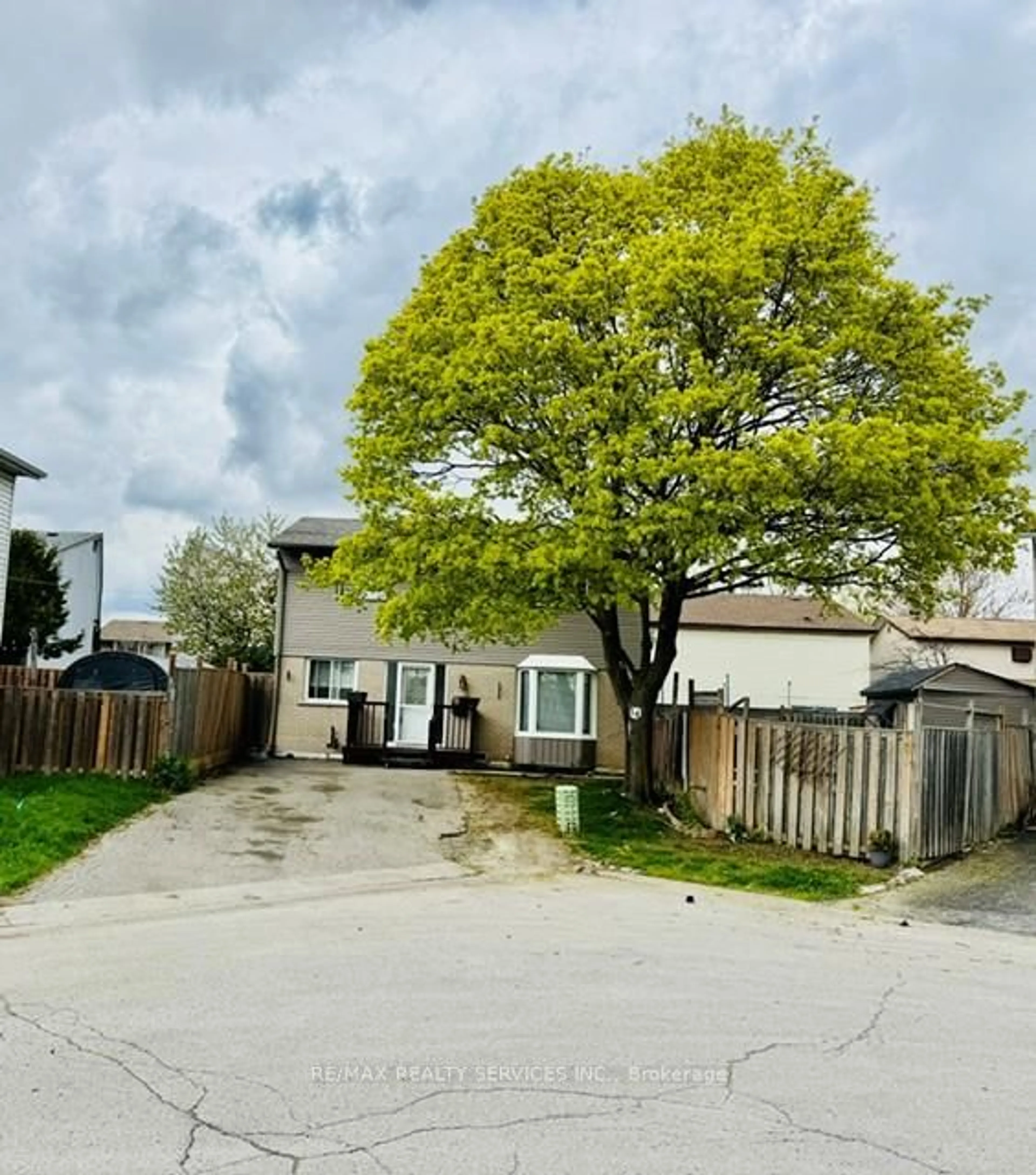 A pic from outside/outdoor area/front of a property/back of a property/a pic from drone, street for 14 Grantbrook Crt, Brampton Ontario L6S 2K8