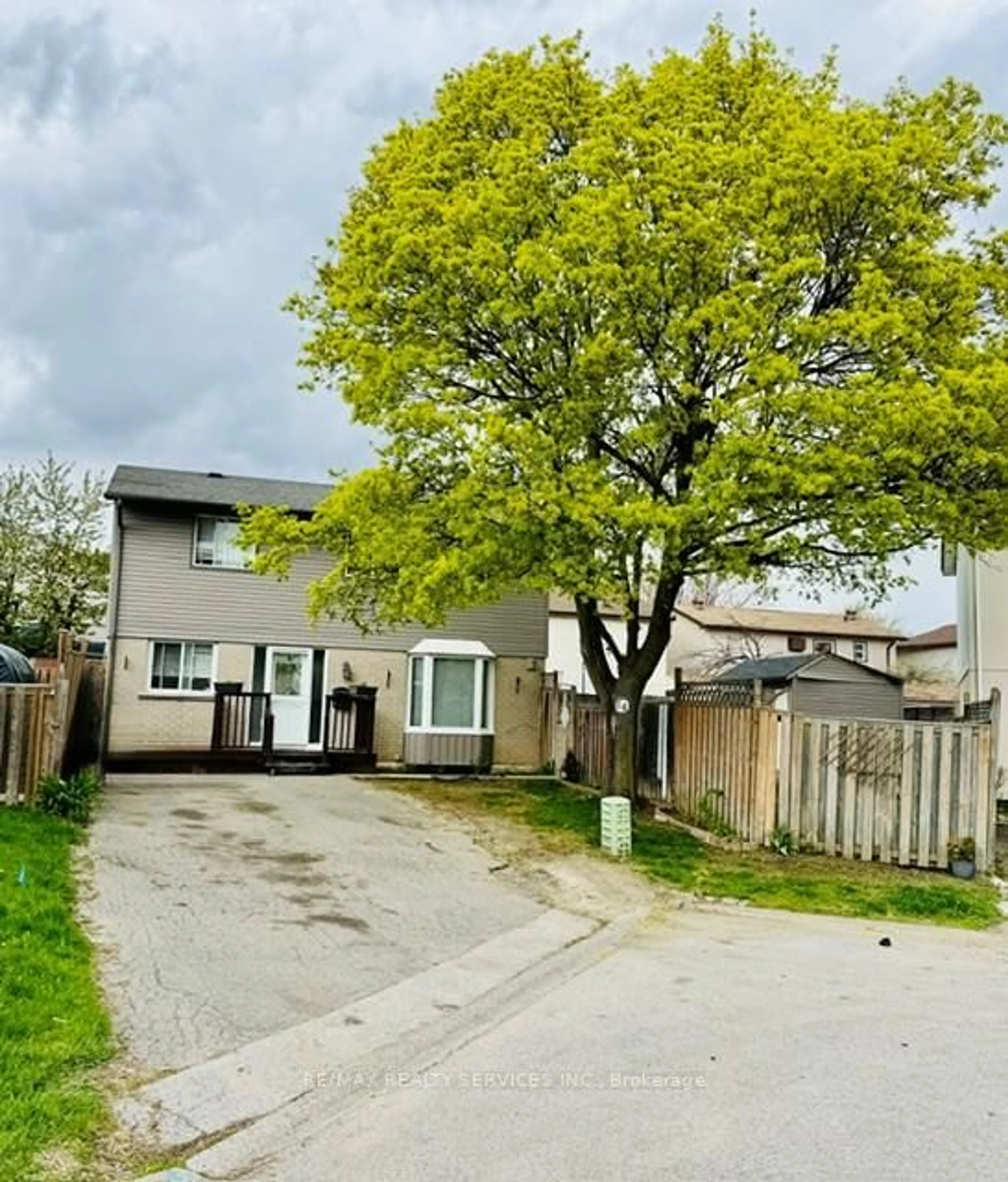 A pic from outside/outdoor area/front of a property/back of a property/a pic from drone, street for 14 Grantbrook Crt, Brampton Ontario L6S 2K8