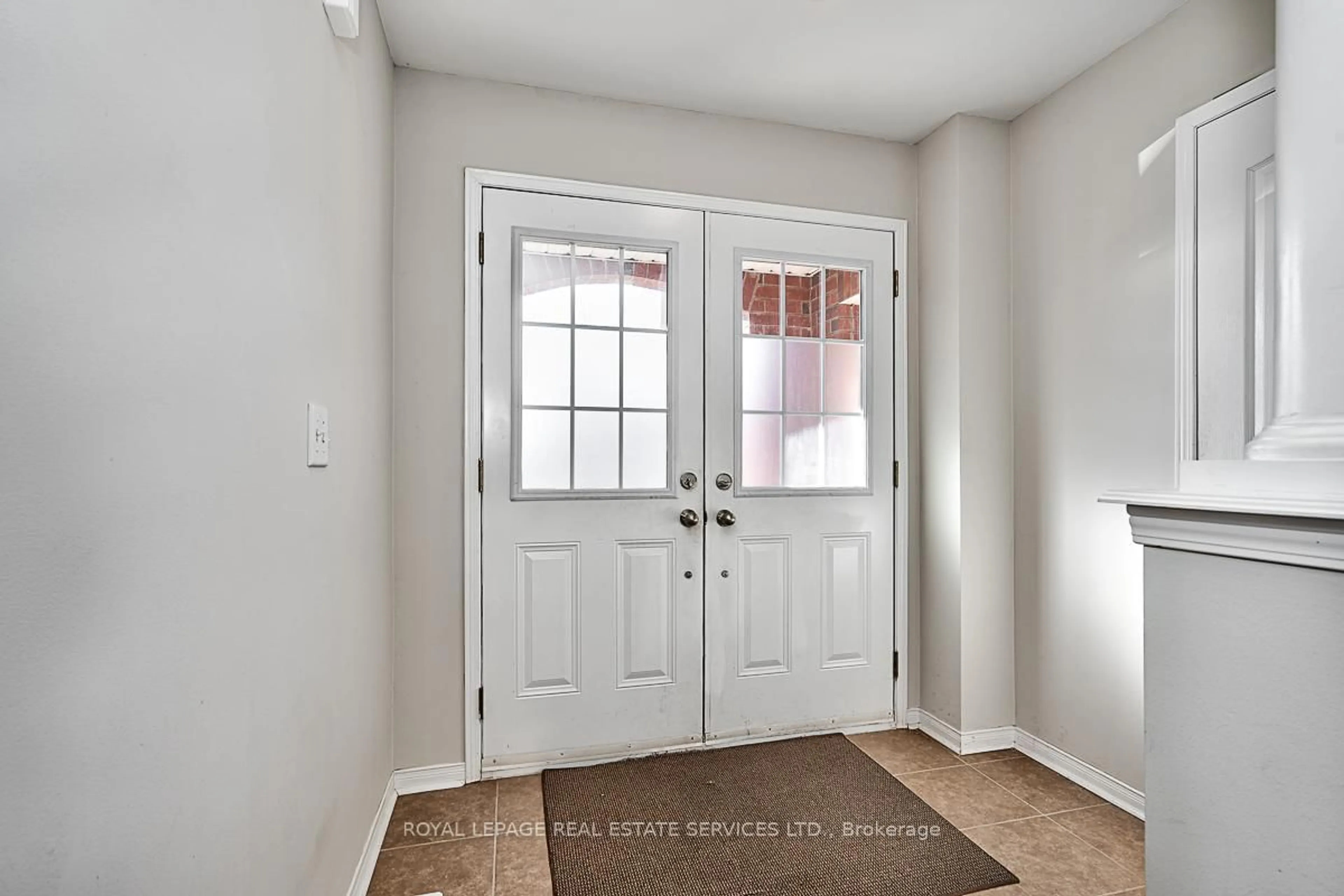 Indoor entryway for 3221 Sharp Rd, Burlington Ontario L7M 0H7