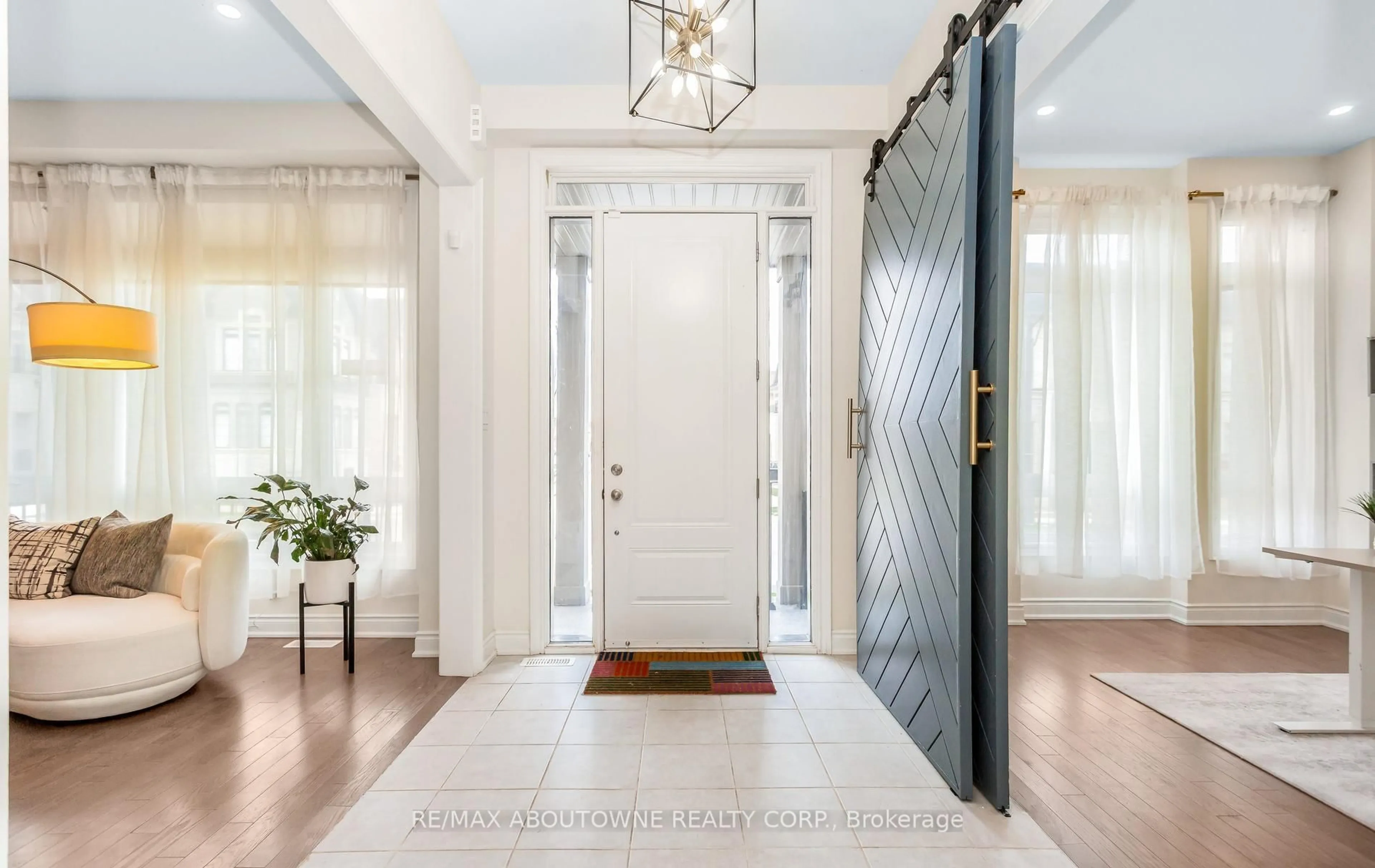 Indoor entryway for 3294 Millicent Ave, Oakville Ontario L6H 0V9