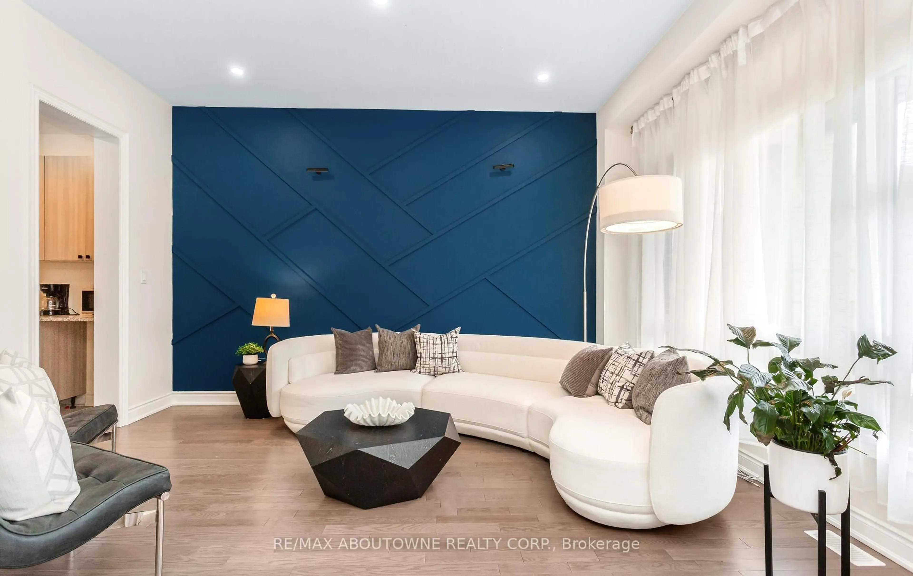 Living room with furniture, unknown for 3294 Millicent Ave, Oakville Ontario L6H 0V9