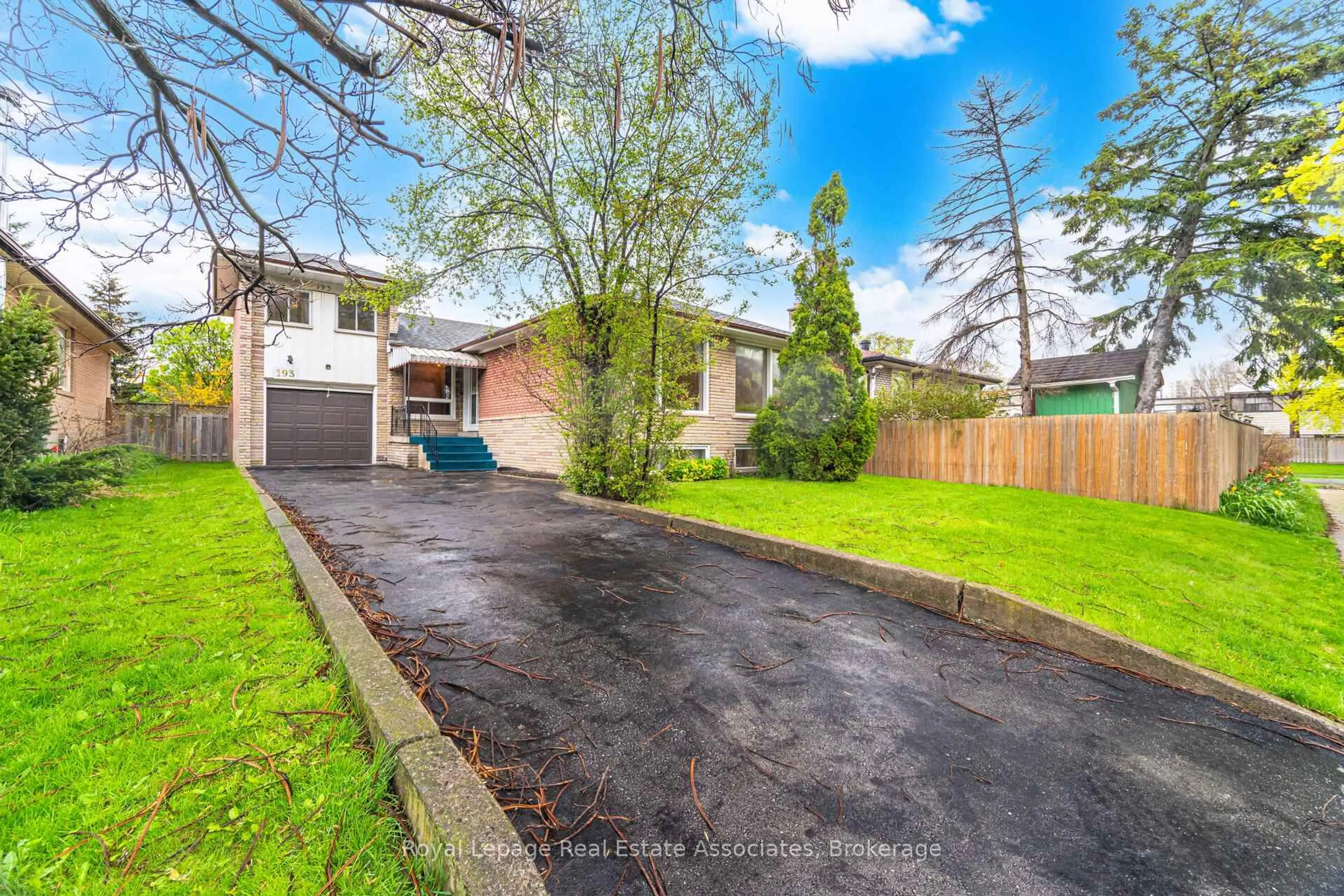 A pic from outside/outdoor area/front of a property/back of a property/a pic from drone, street for 193 Kingsview Blvd, Toronto Ontario M9R 1V7