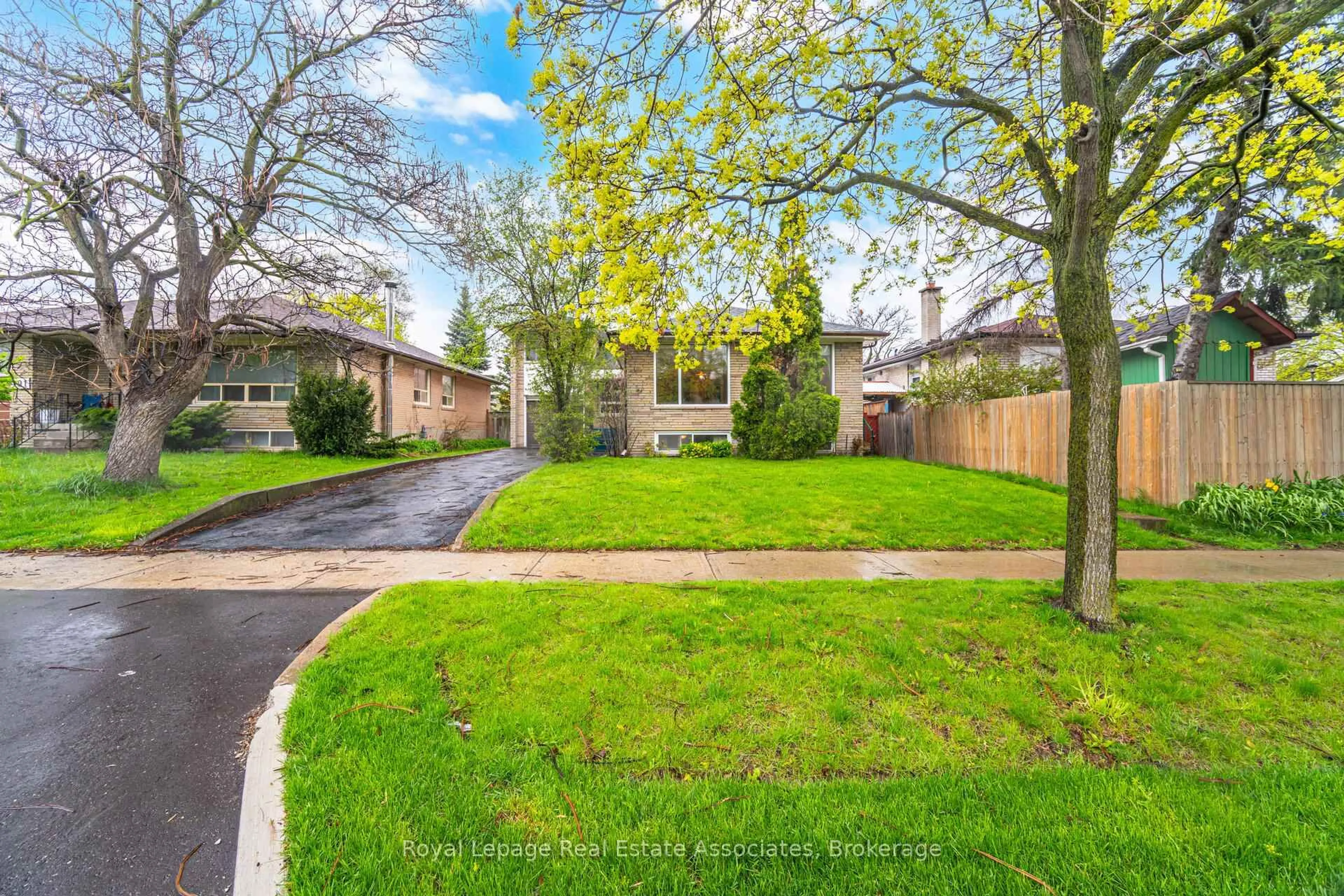 Patio, street for 193 Kingsview Blvd, Toronto Ontario M9R 1V7