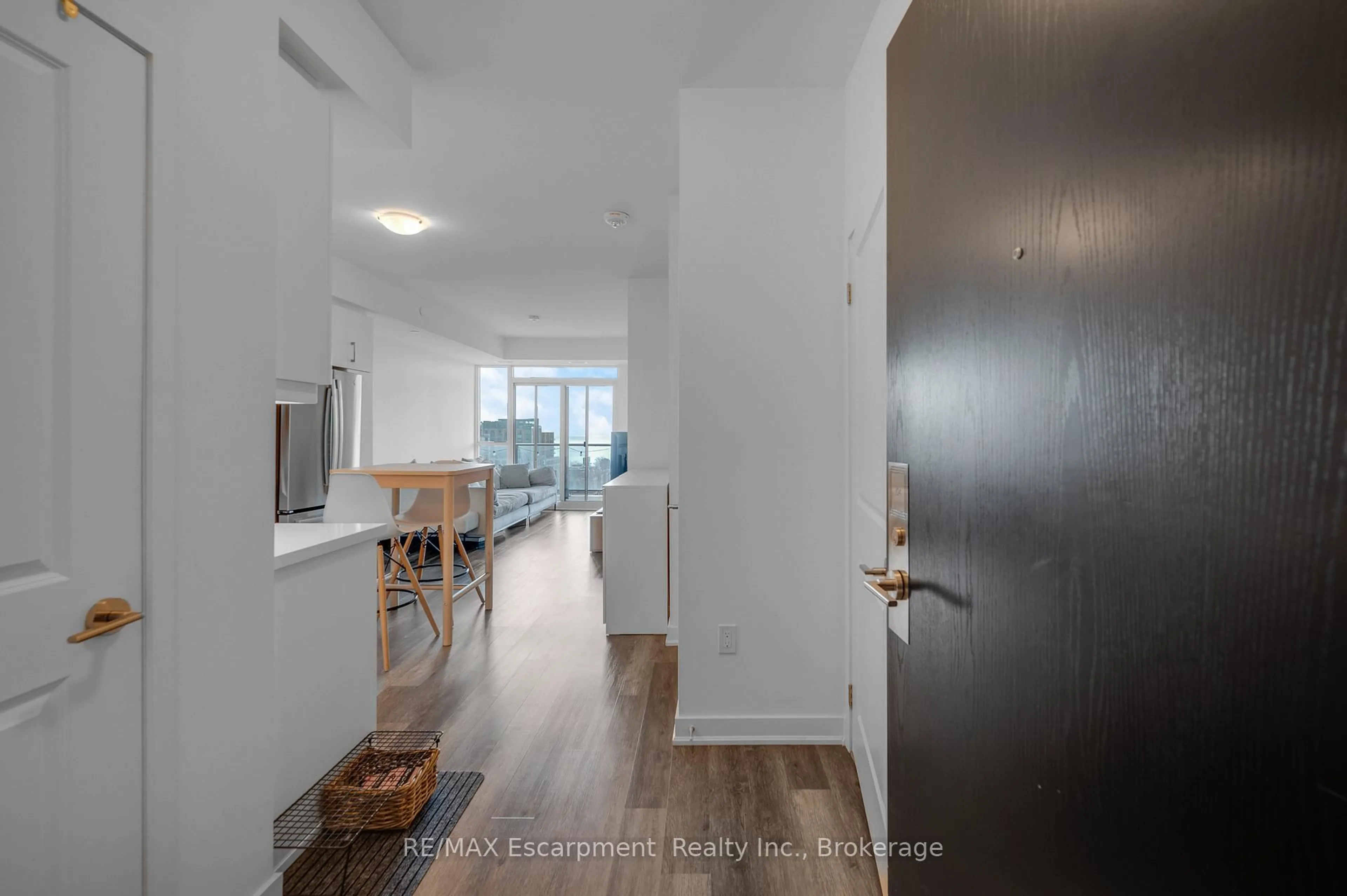 Indoor entryway for 2007 James St #704, Burlington Ontario L7R 0G7