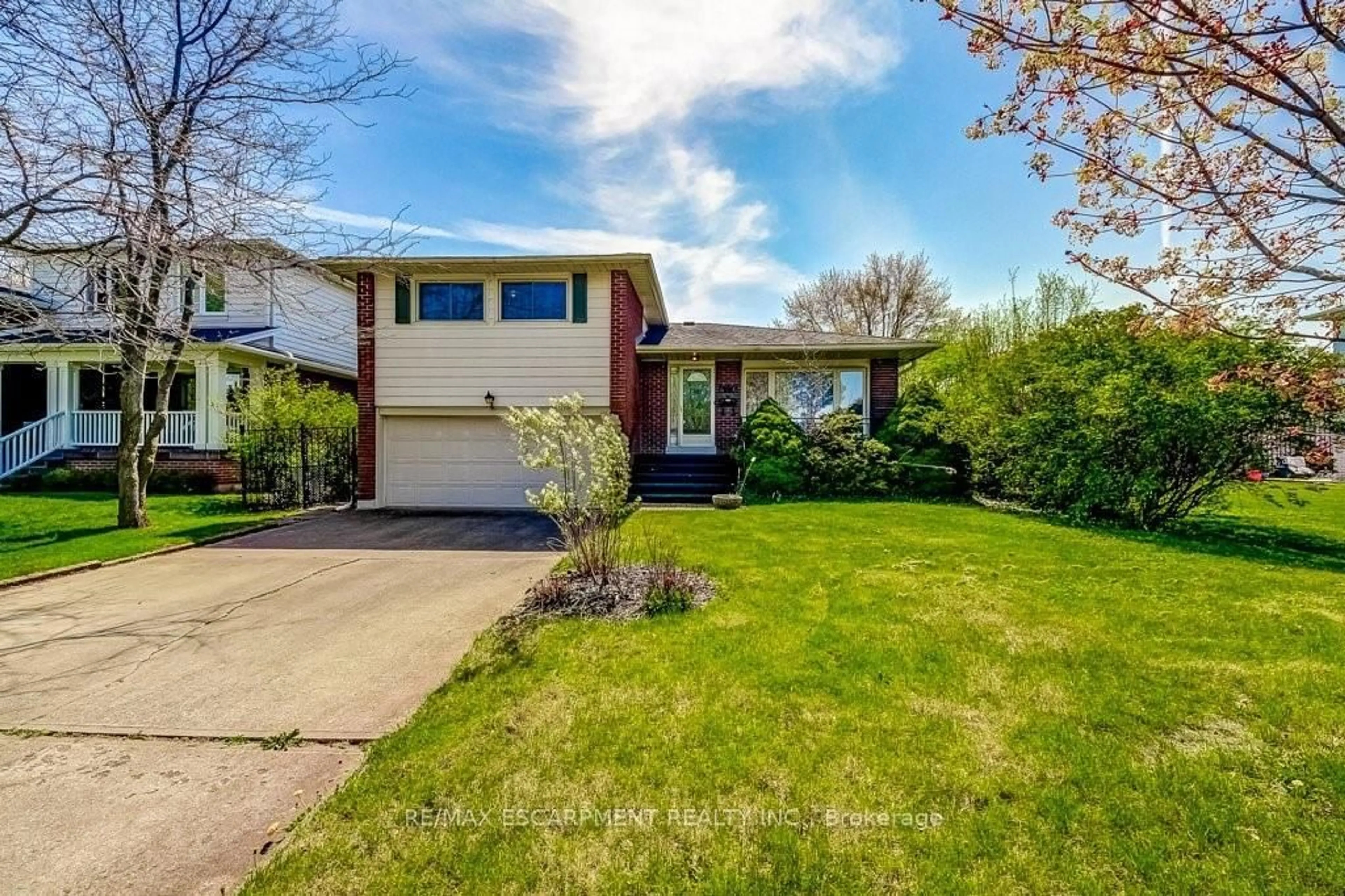 Home with vinyl exterior material, street for 4356 Dublin Cres, Burlington Ontario L7L 2S5