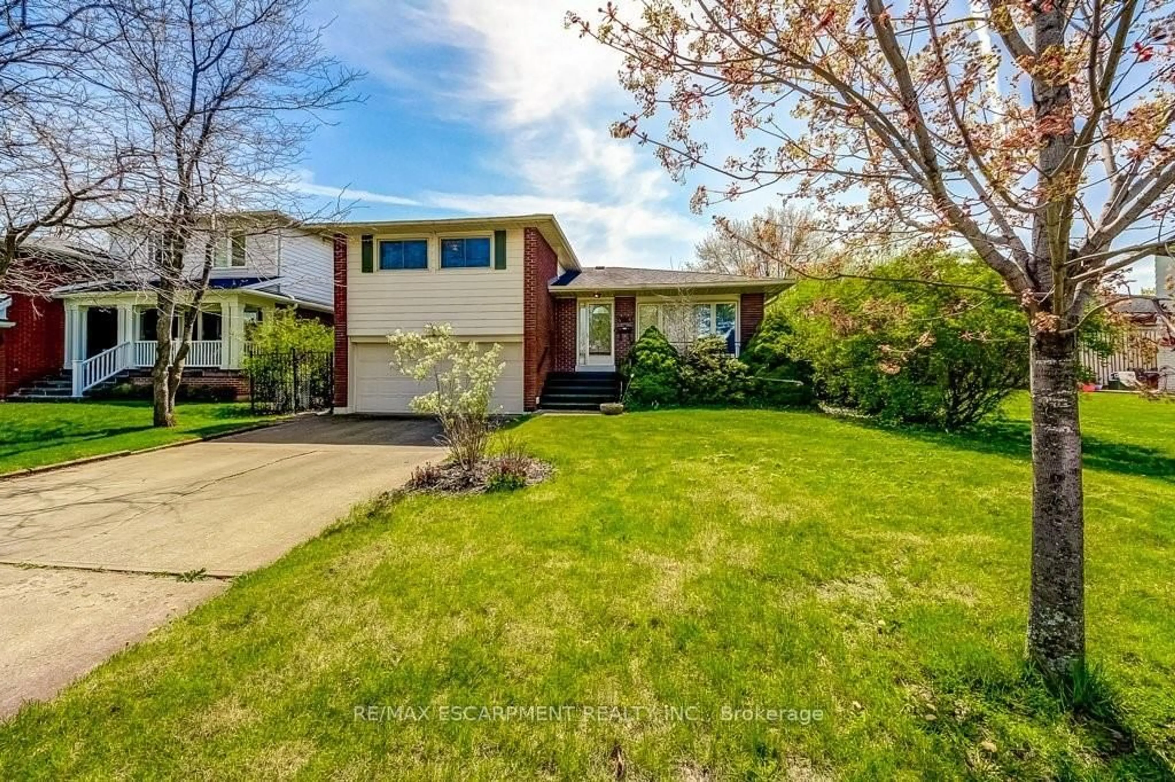 Home with vinyl exterior material, street for 4356 Dublin Cres, Burlington Ontario L7L 2S5