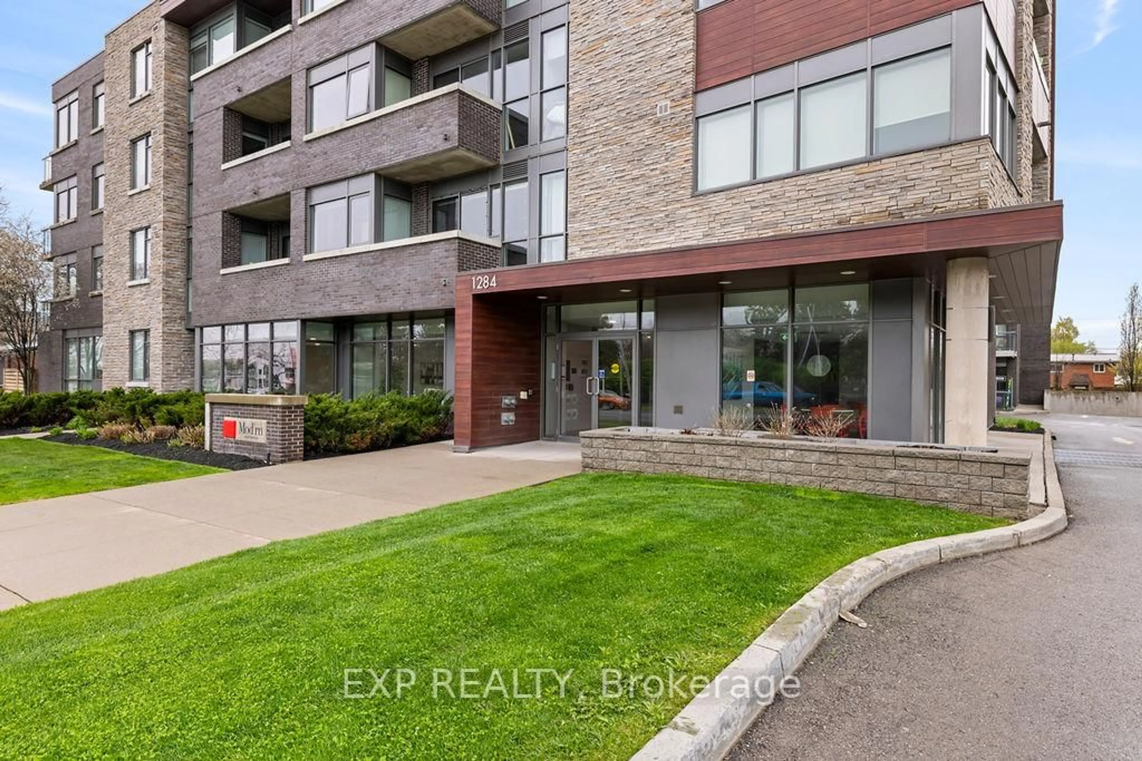 Indoor entryway for 1284 Guelph Line #109, Burlington Ontario L7P 0T9