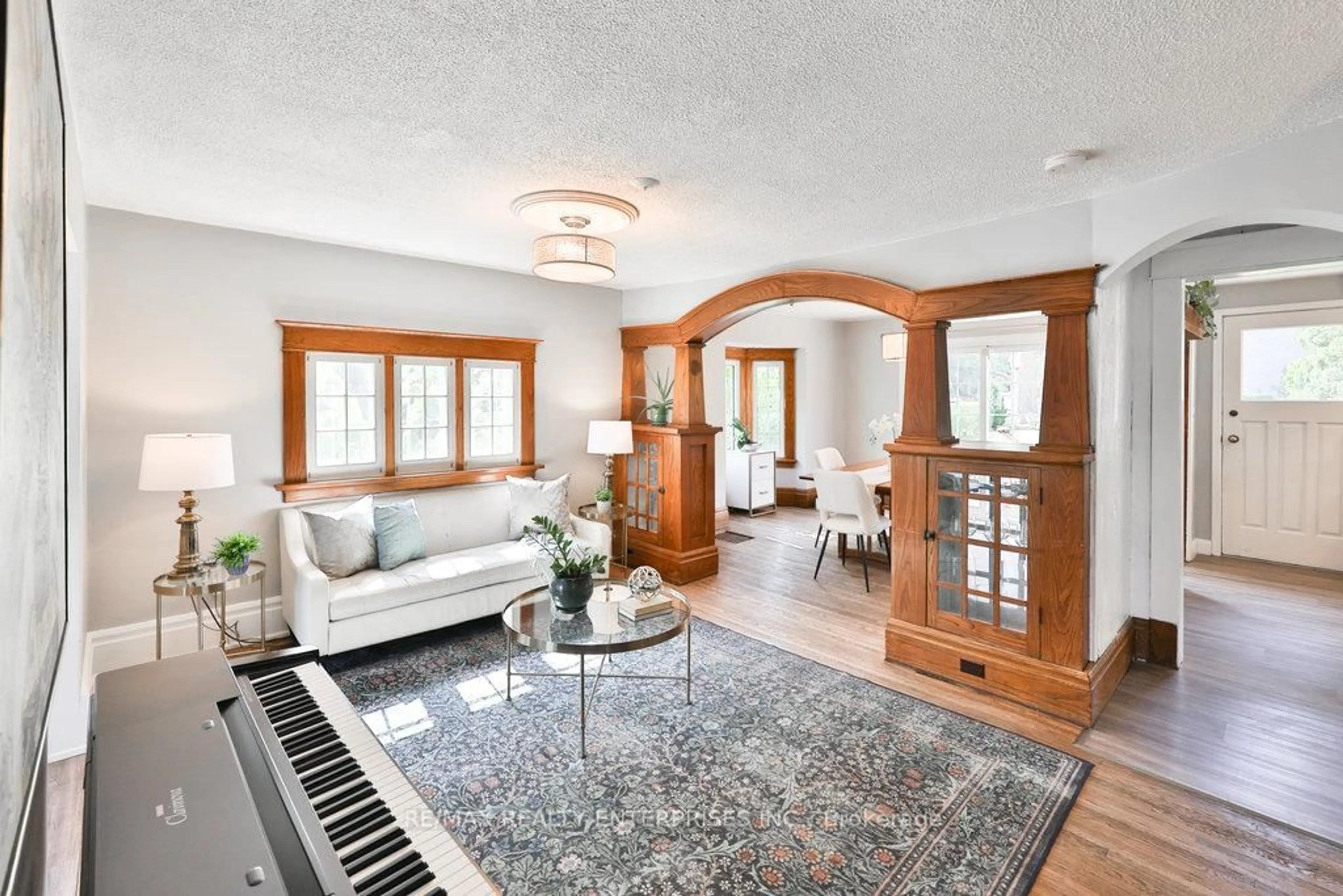 Indoor foyer for 44 Mississauga Rd, Mississauga Ontario L5H 2H8