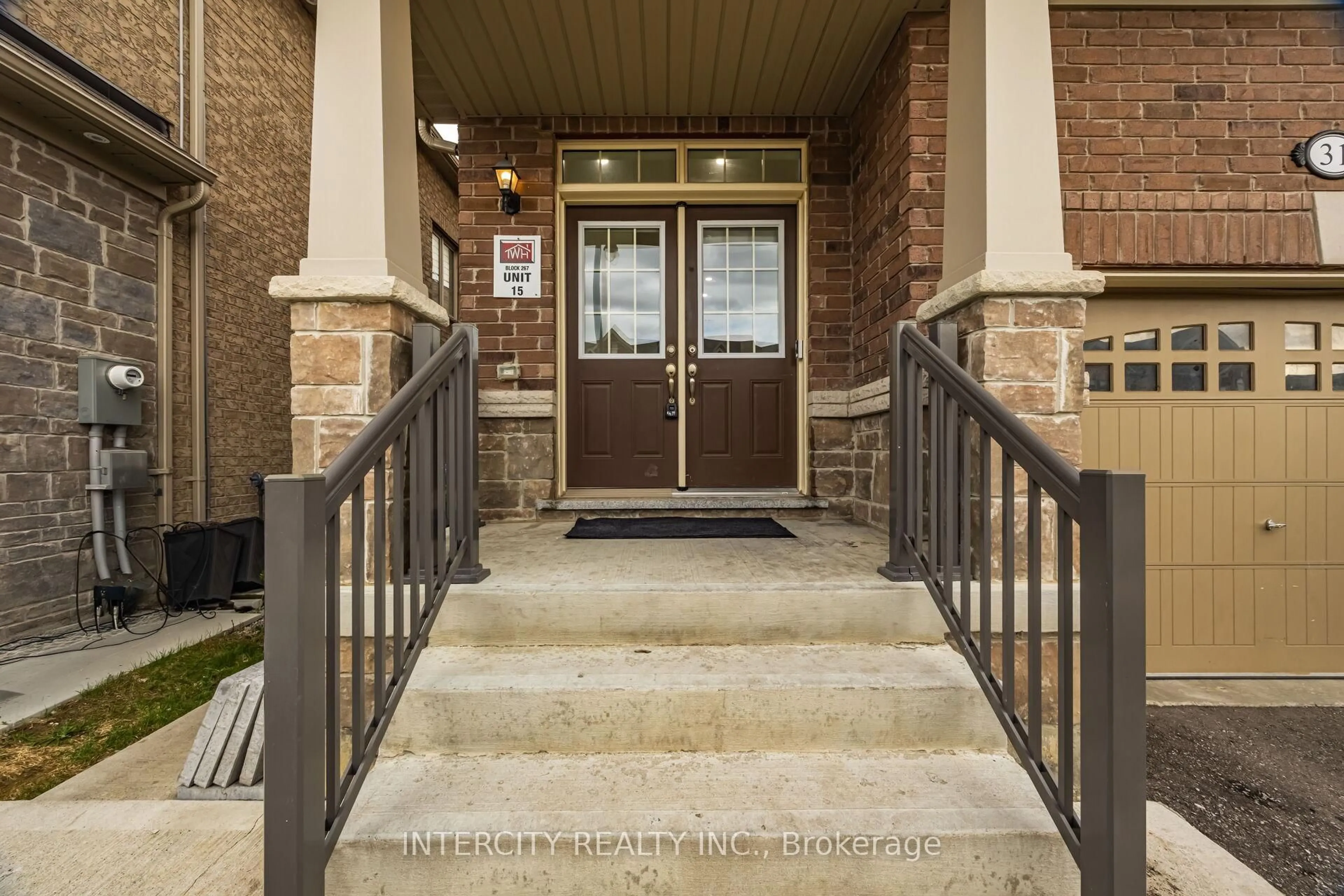 Indoor entryway for 31 Matterhorn Rd, Brampton Ontario L7A 5A3
