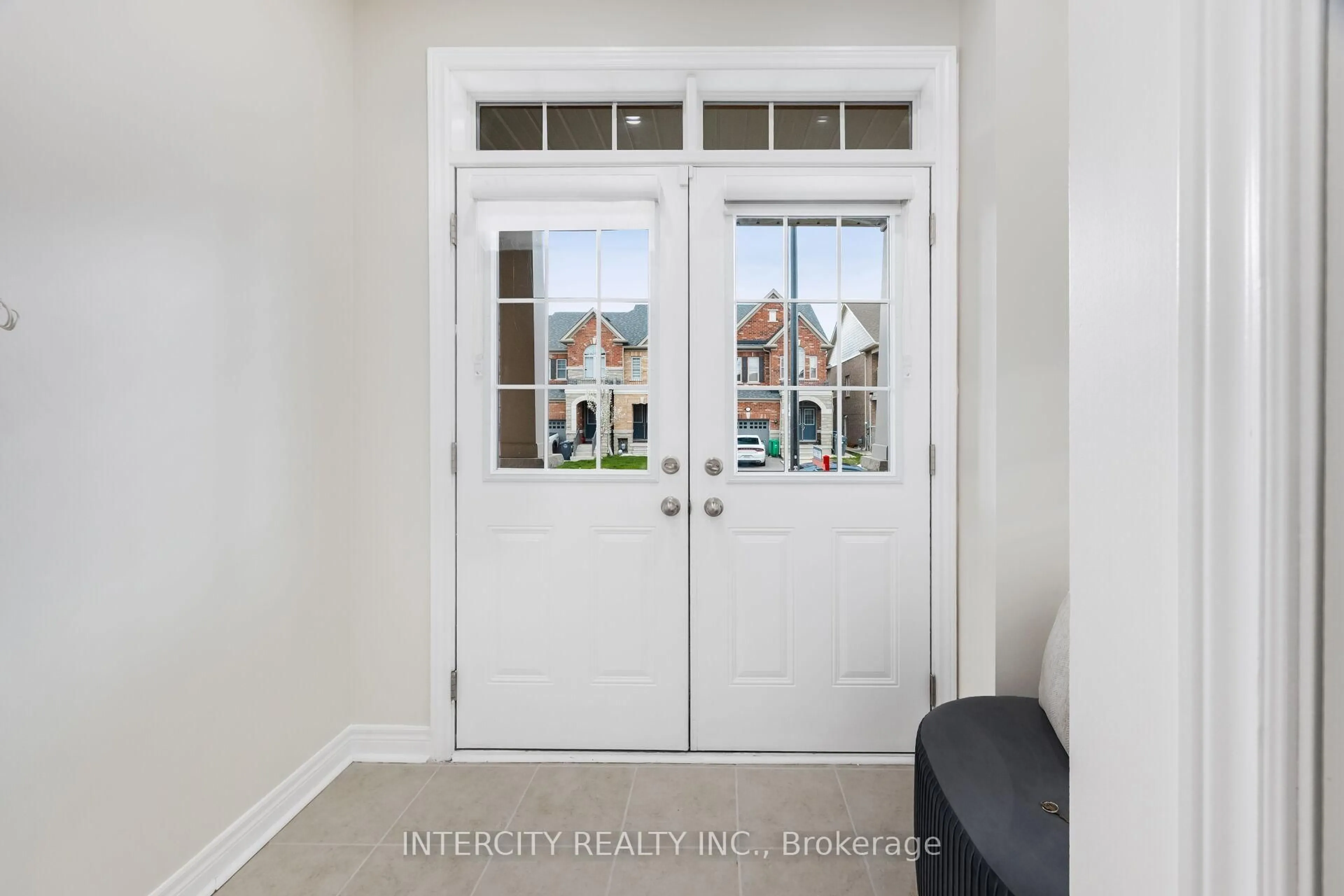 Indoor entryway for 31 Matterhorn Rd, Brampton Ontario L7A 5A3