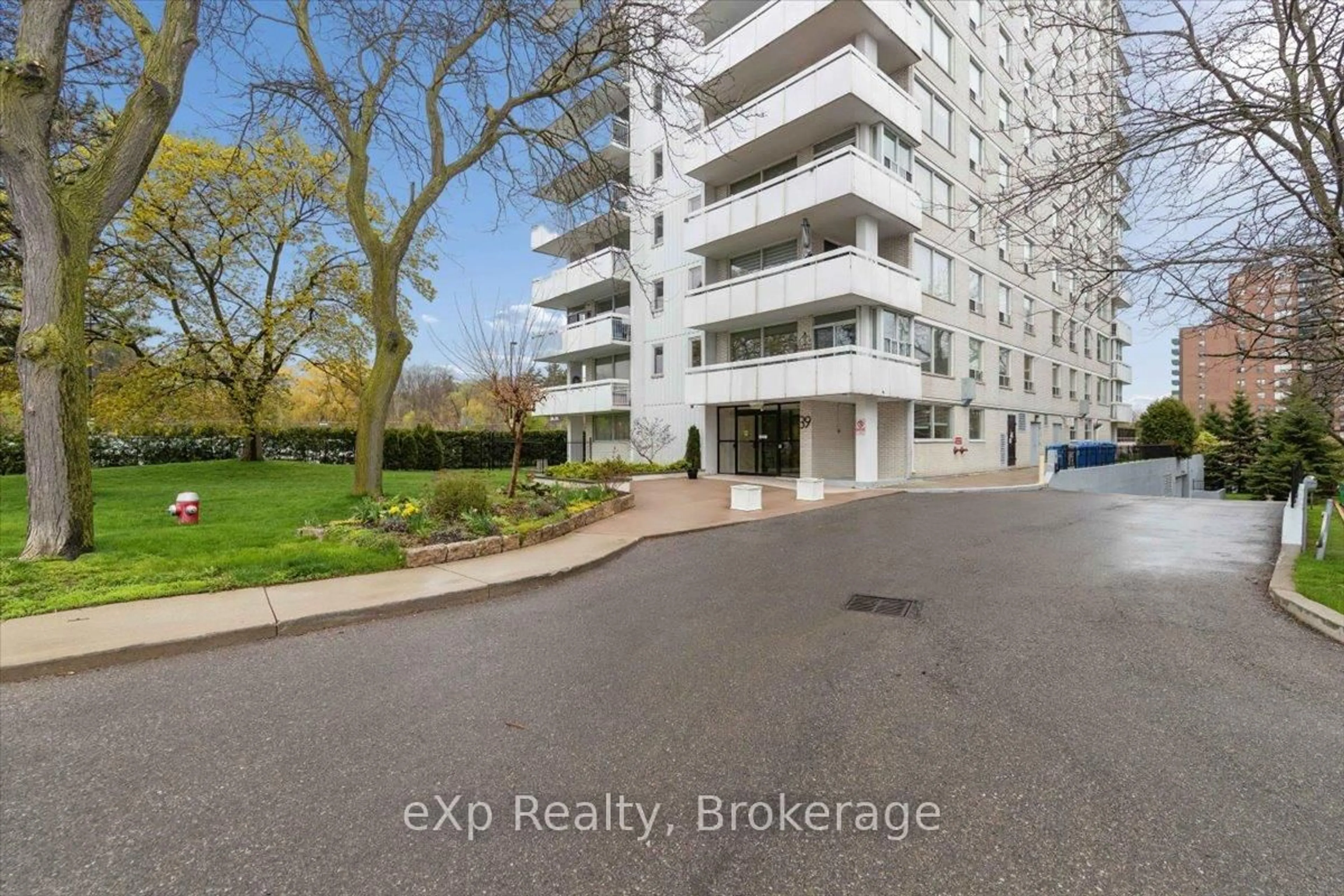 A pic from outside/outdoor area/front of a property/back of a property/a pic from drone, building for 39 Stavebank Rd #403, Mississauga Ontario L5G 4N7