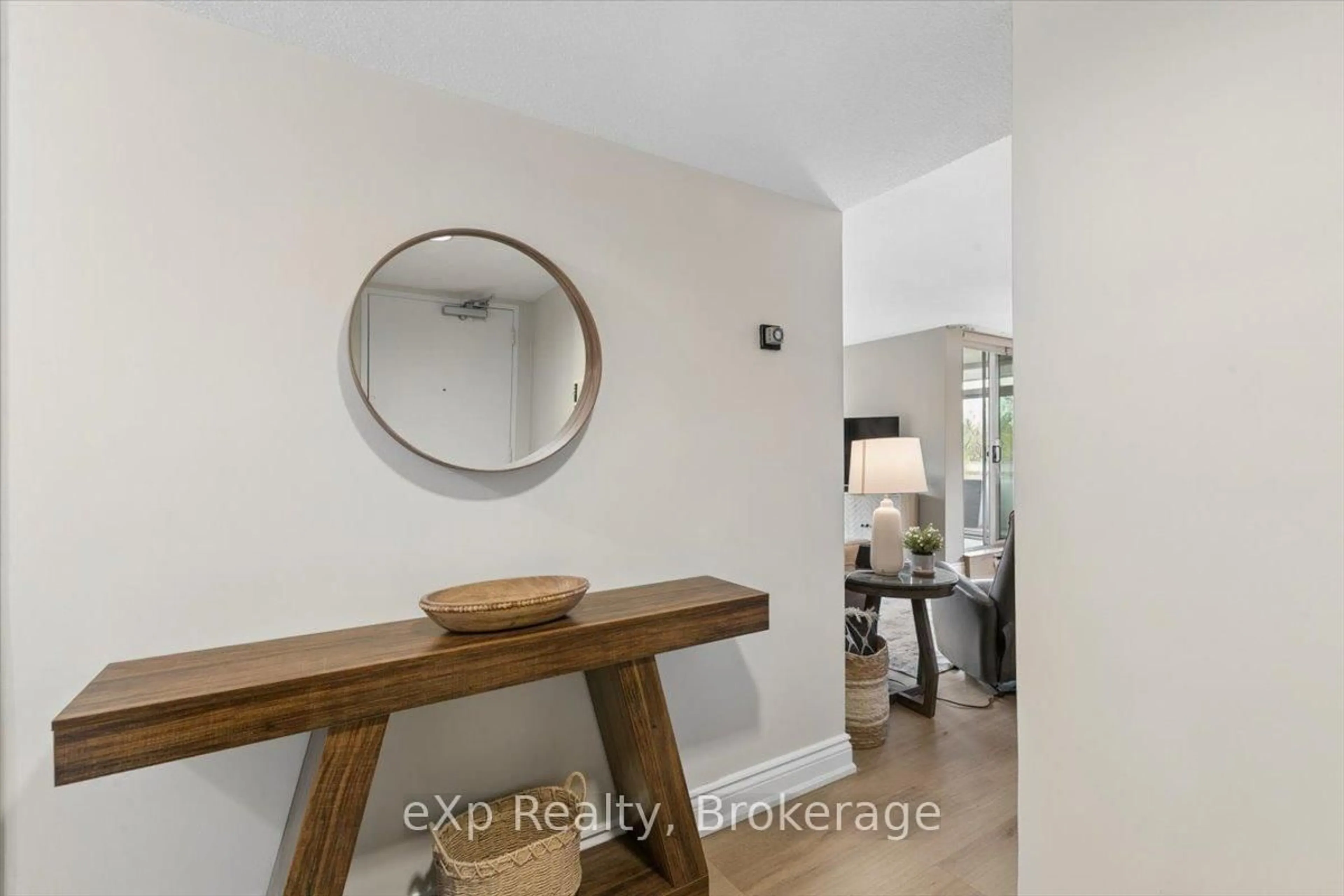 Indoor entryway for 39 Stavebank Rd #403, Mississauga Ontario L5G 4N7