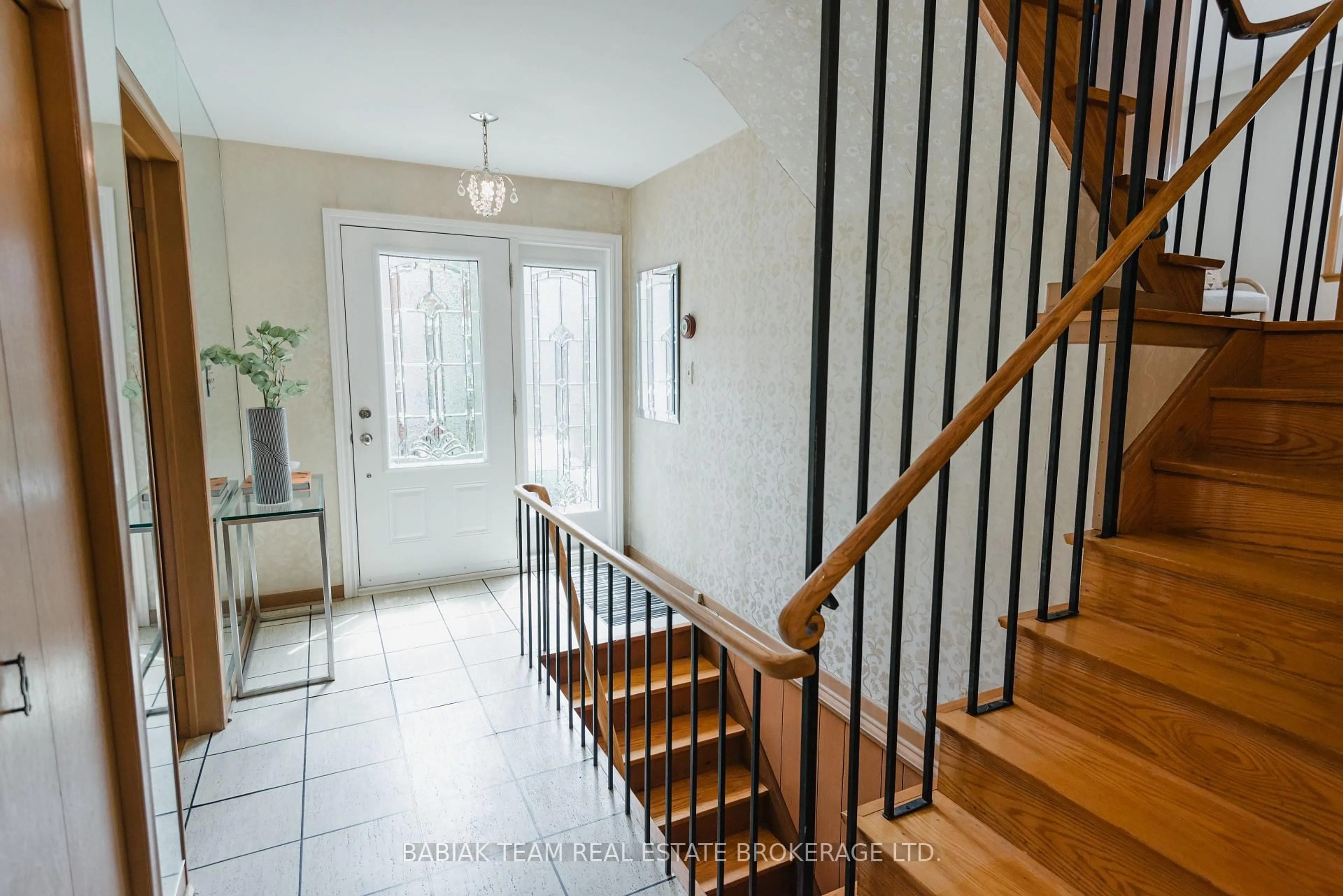 Indoor foyer for 7 Innisfree Crt, Toronto Ontario M6S 3N7