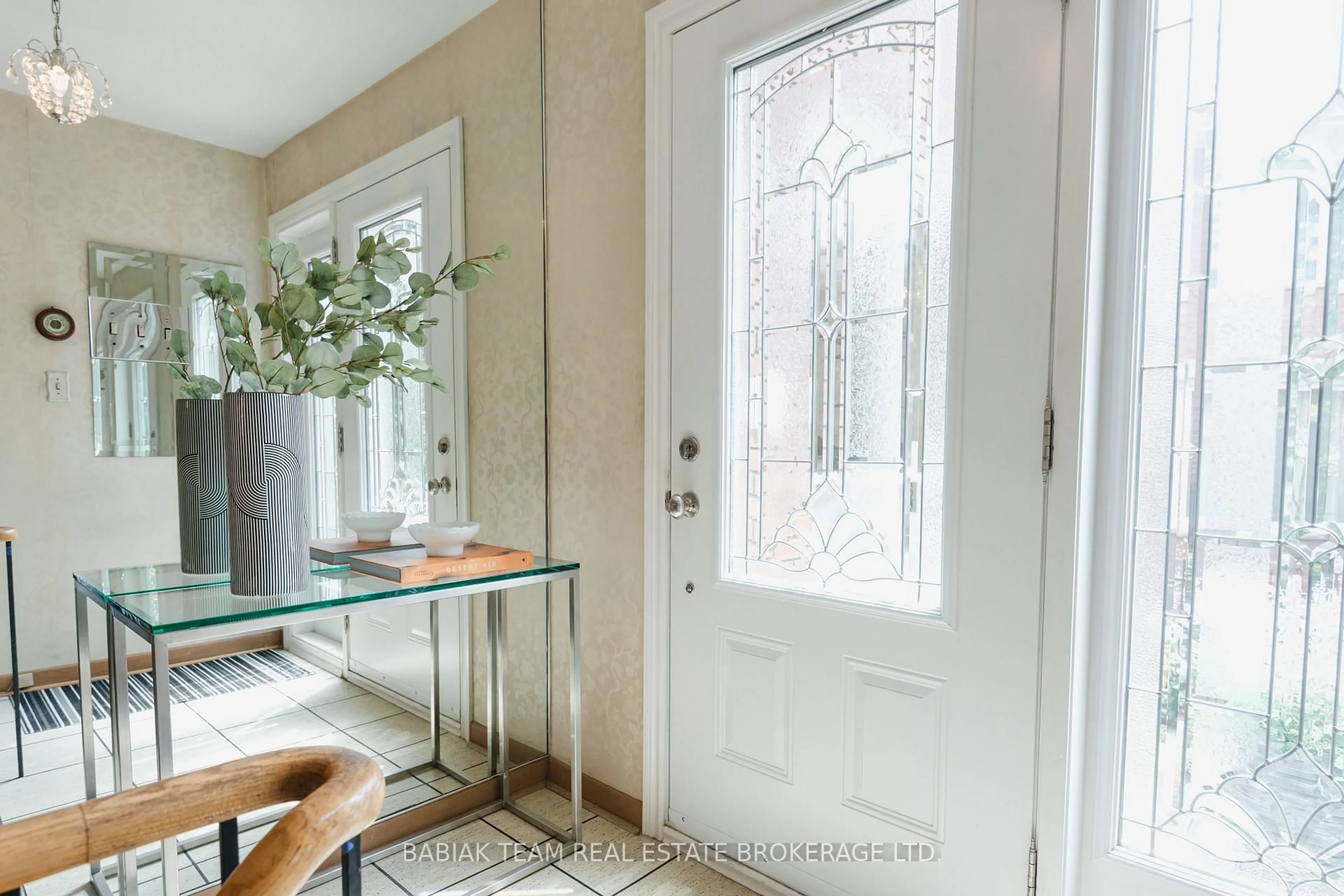 Indoor entryway for 7 Innisfree Crt, Toronto Ontario M6S 3N7