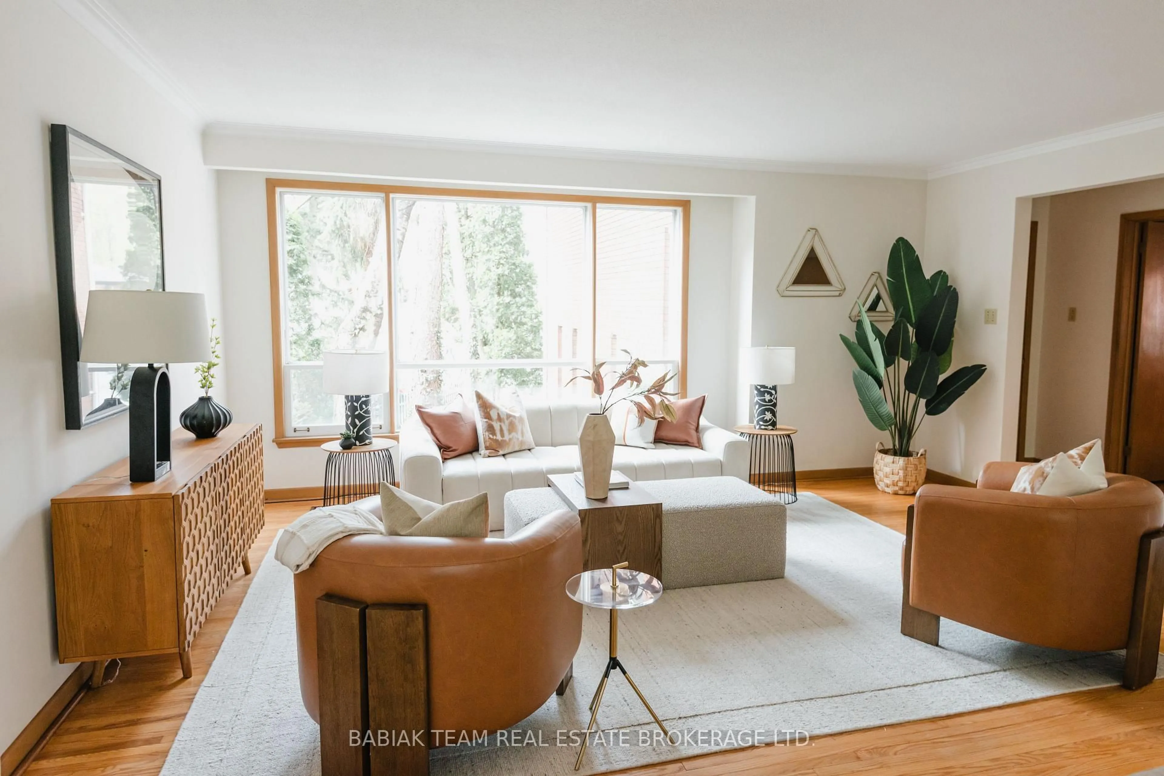 Living room with furniture, unknown for 7 Innisfree Crt, Toronto Ontario M6S 3N7